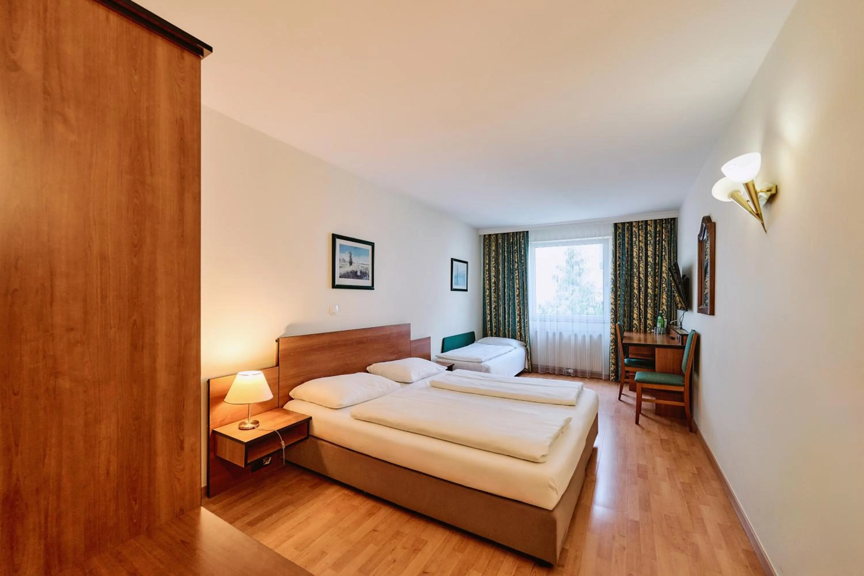 Photo of the whole room, Bed in Hotel Deutschmeister