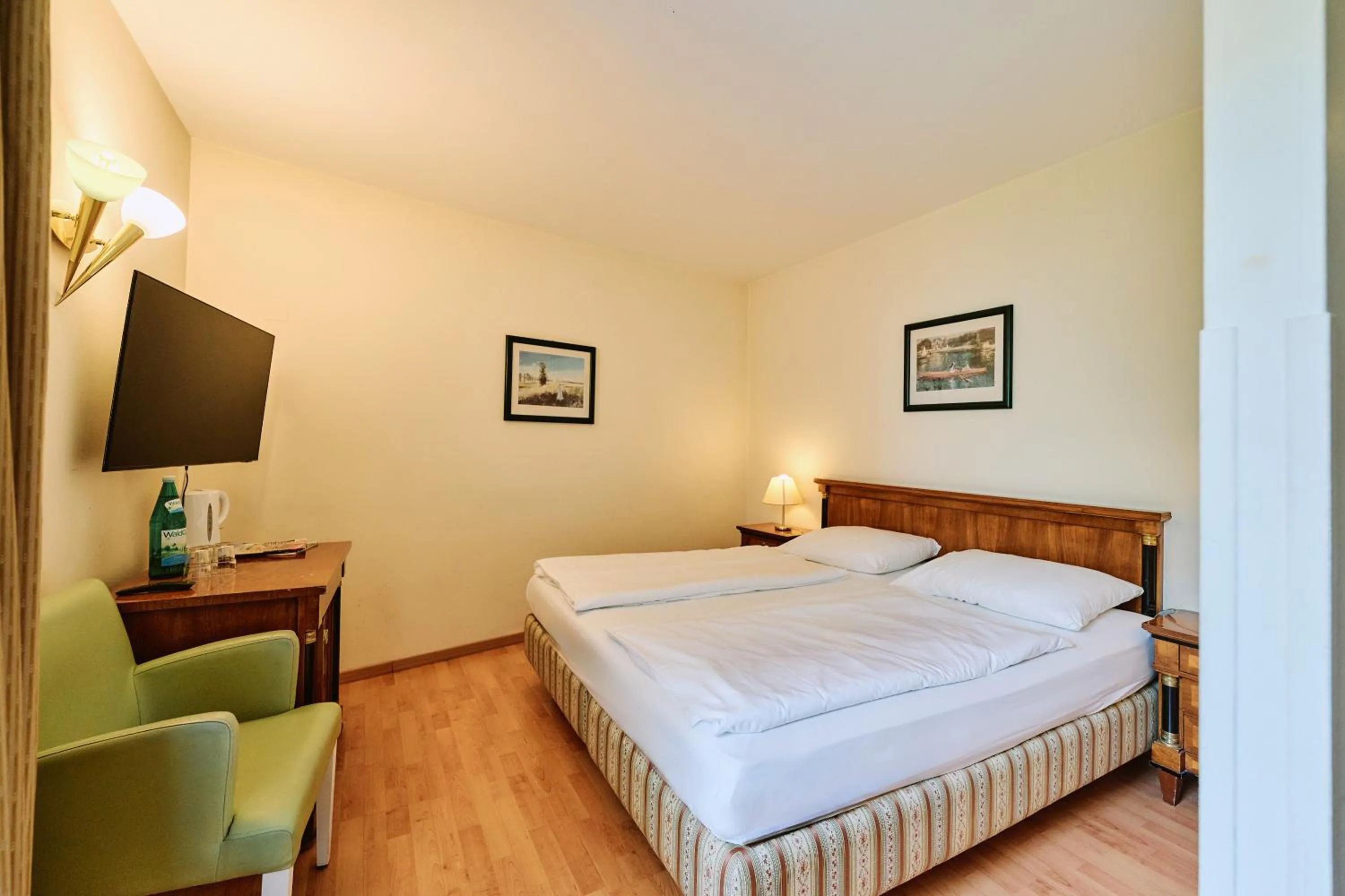 Photo of the whole room, Bed in Hotel Deutschmeister