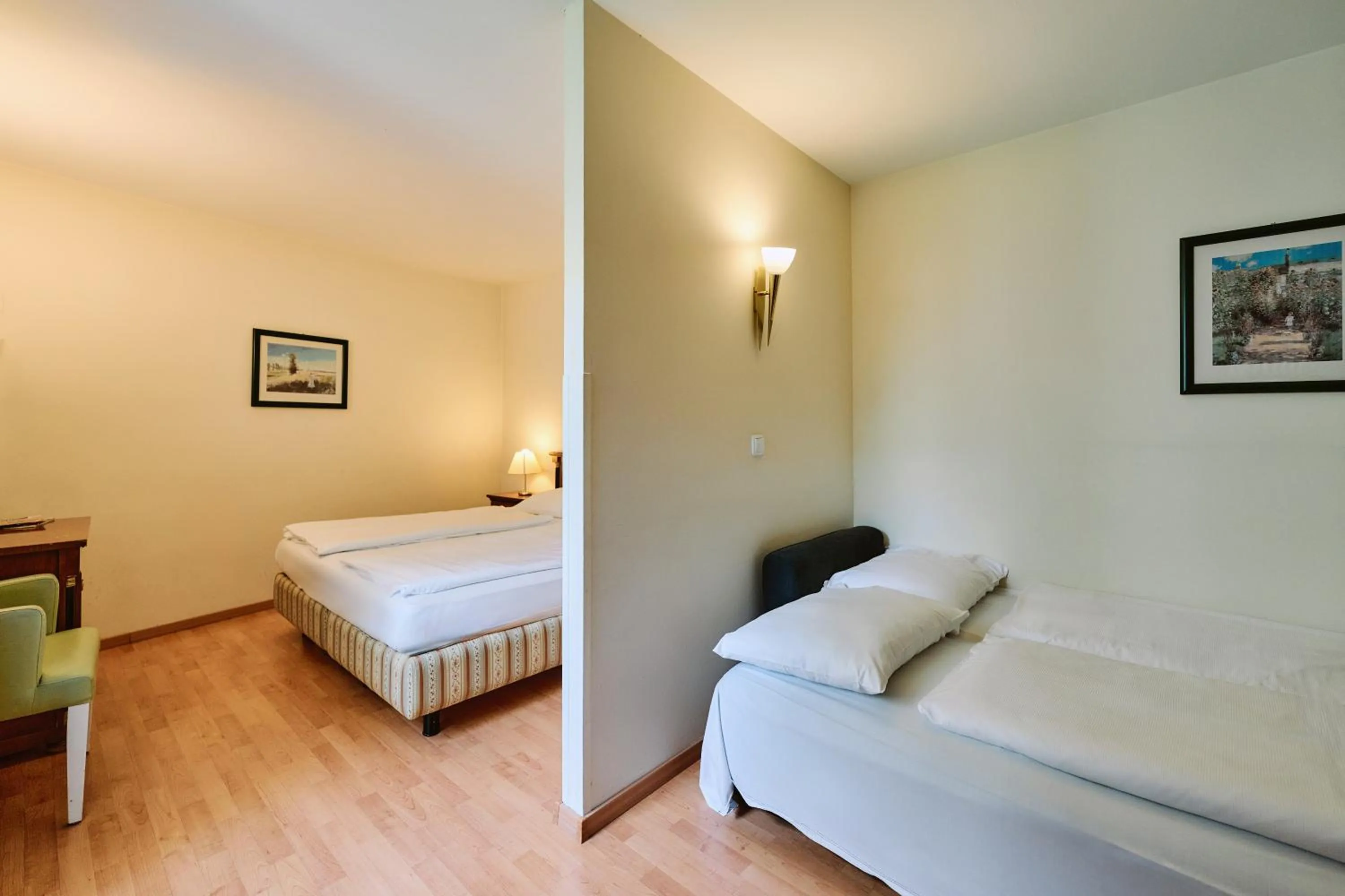 Photo of the whole room, Bed in Hotel Deutschmeister