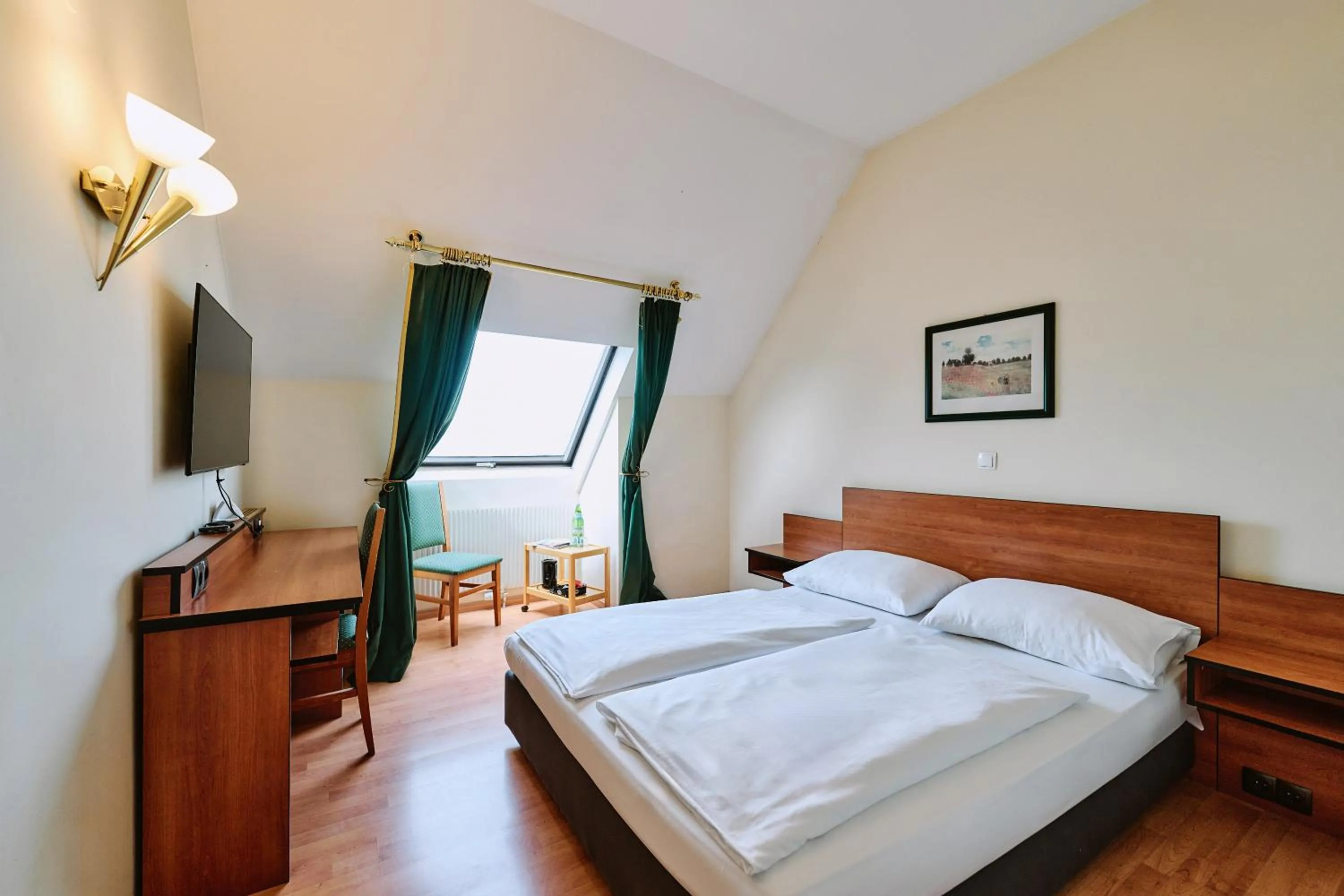 Photo of the whole room, Bed in Hotel Deutschmeister