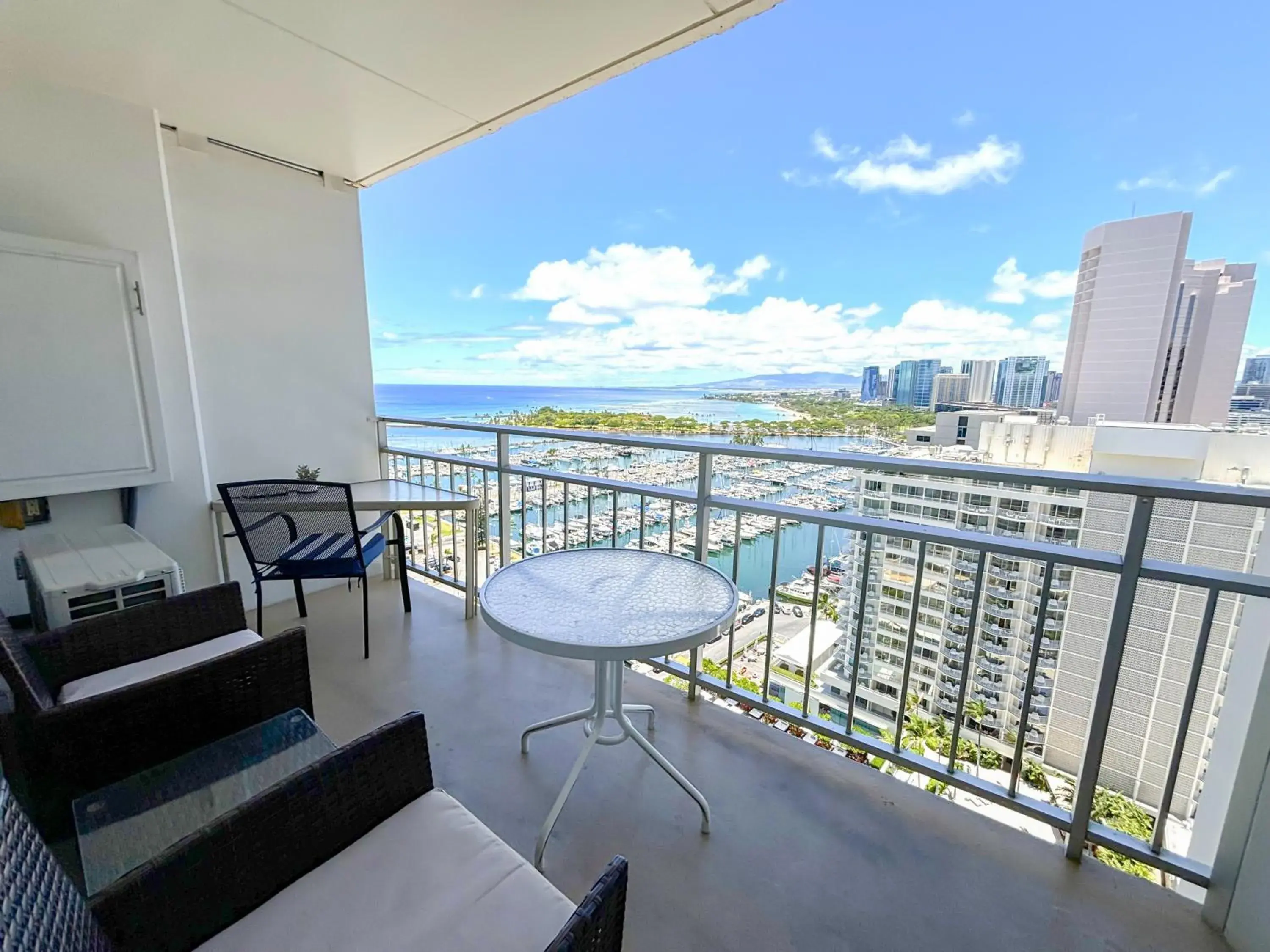 Ilikai Apt 2127 - Spacious Studio with Spectacular Ocean & Harbor Views Ilikai Apt 2127 - Spacious Studio with Spectacular Ocean & Harbor Views