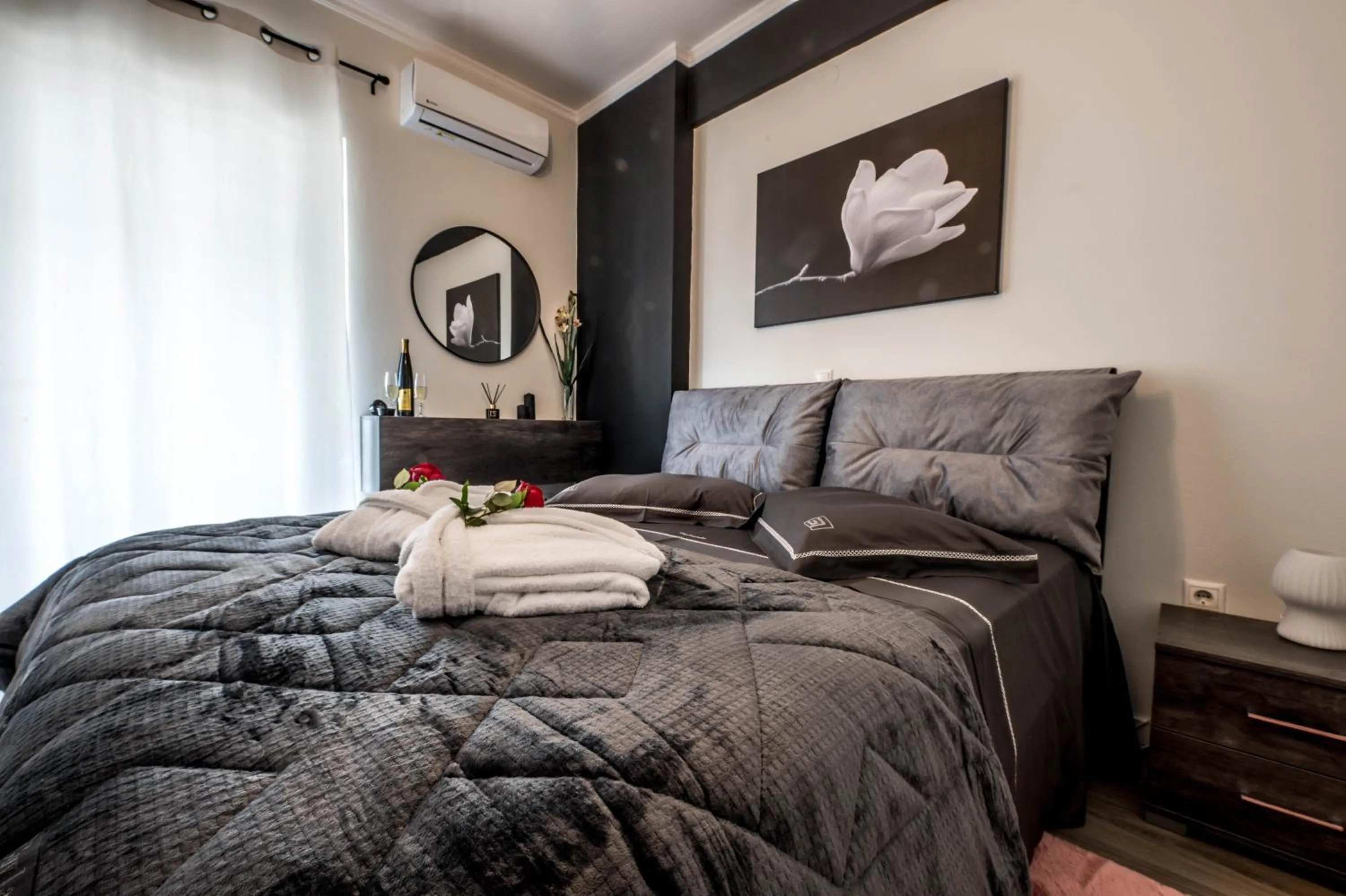 Photo of the whole room, Bed in Escape Luxury Apartment