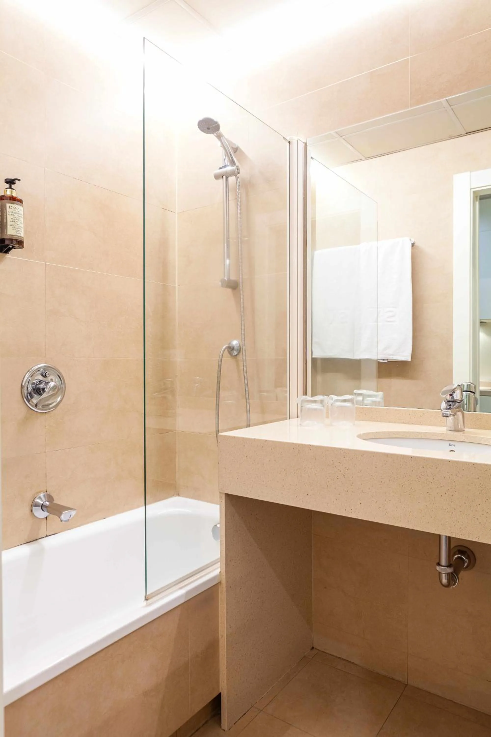 Bathroom in Suites Viena Plaza de España