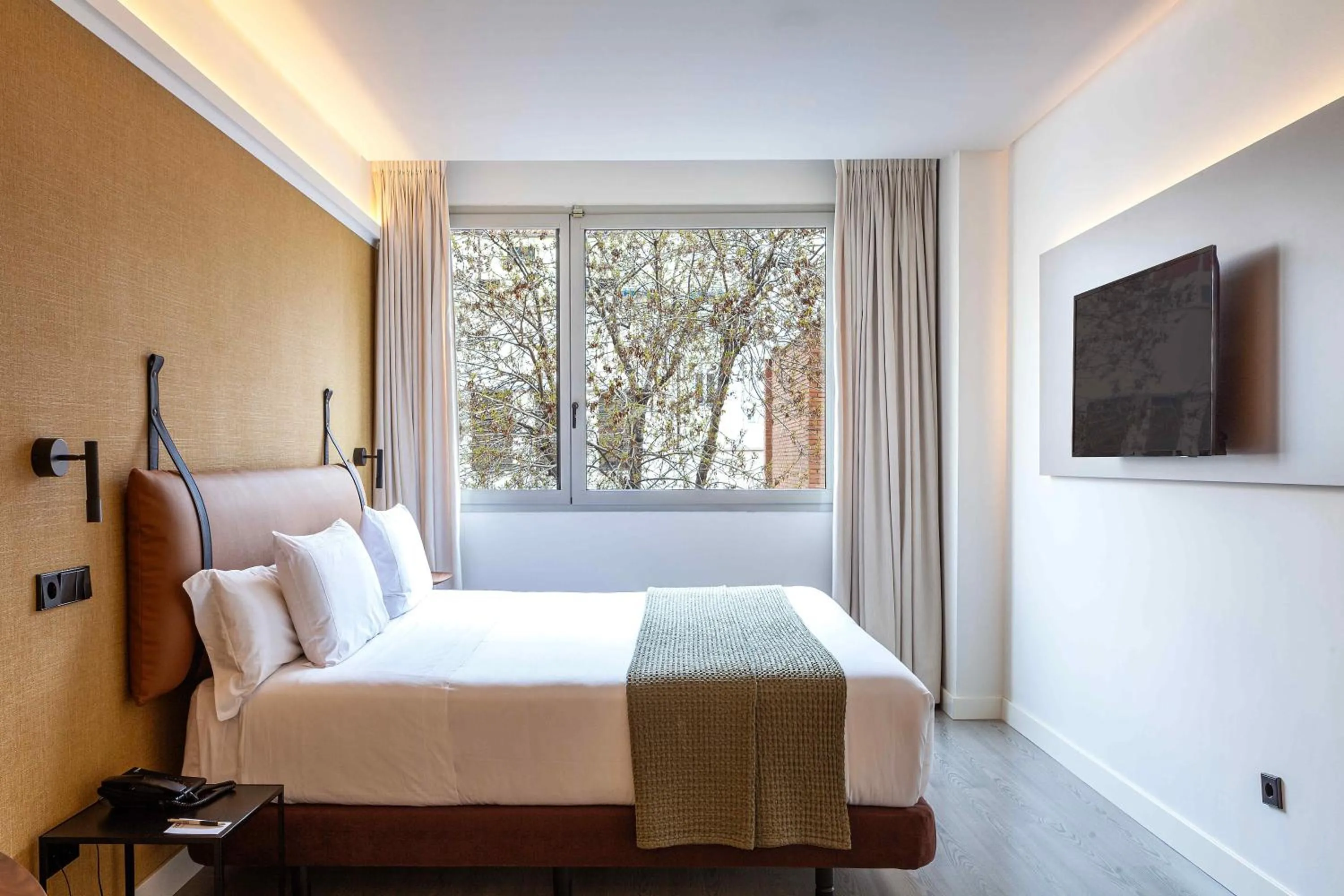 Photo of the whole room, Bed in Suites Viena Plaza de España