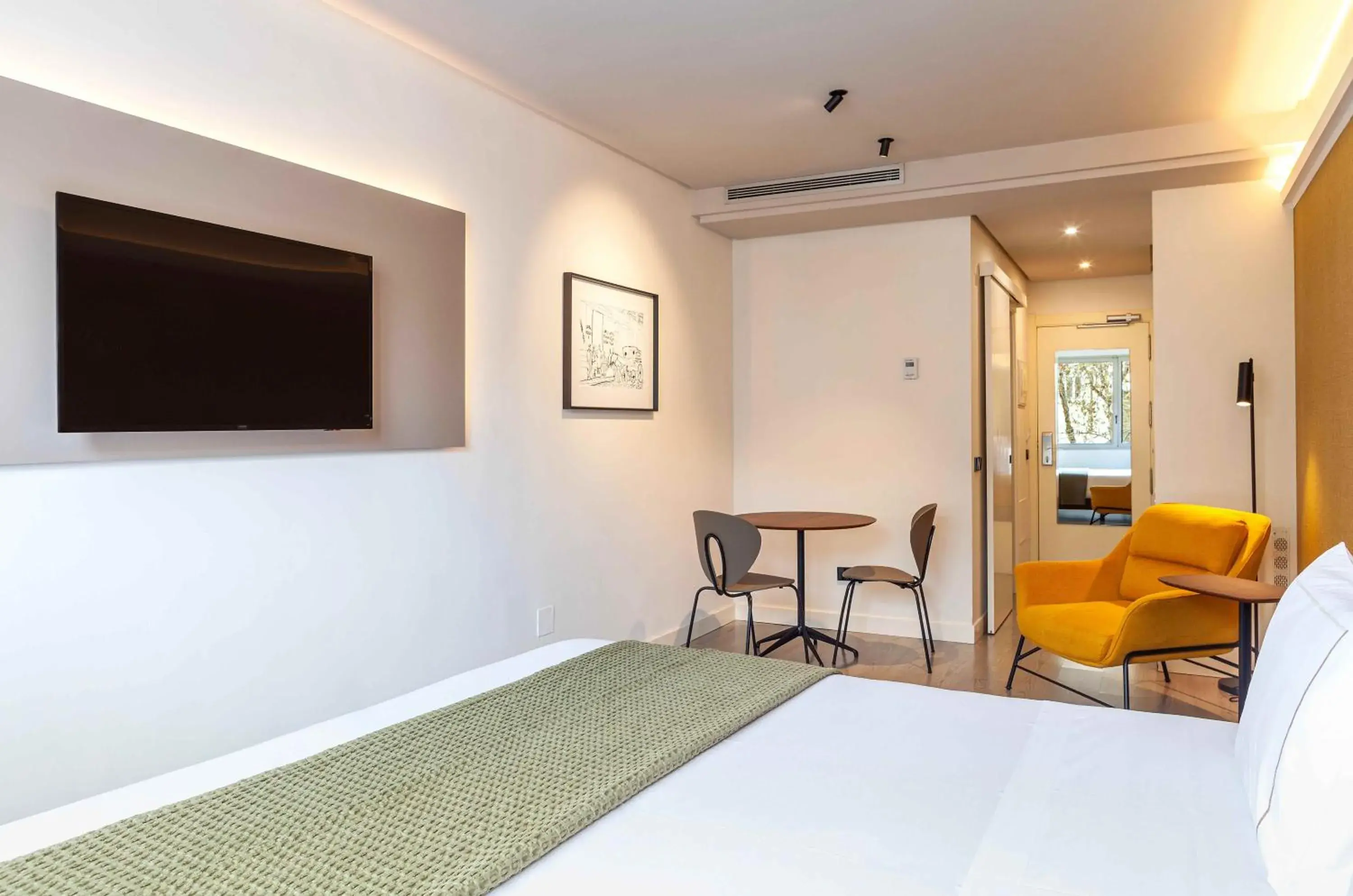 Photo of the whole room, Bed in Suites Viena Plaza de España Photo of the whole room, Bed in Suites Viena Plaza de España