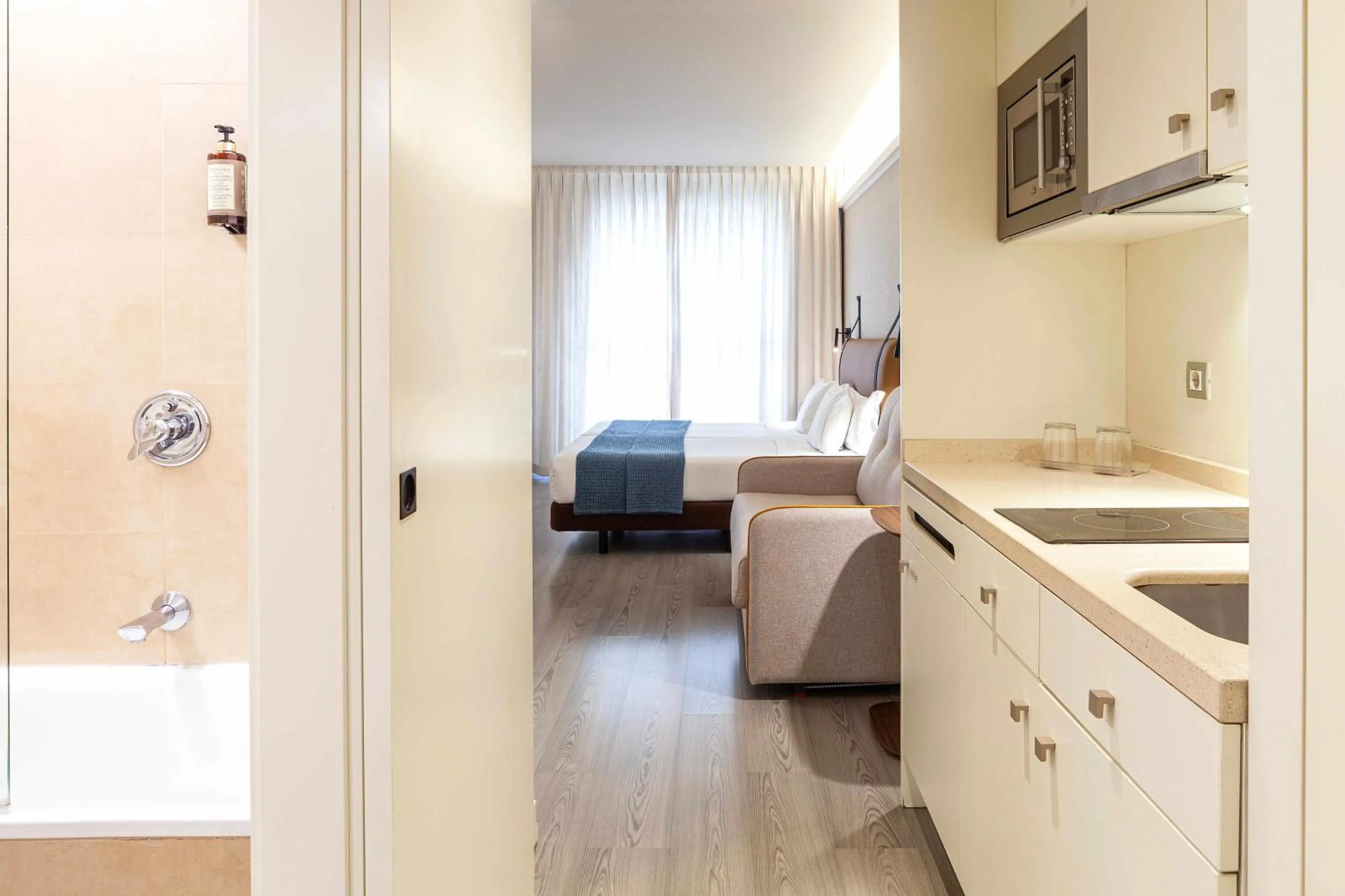 Photo of the whole room, Bed in Suites Viena Plaza de España