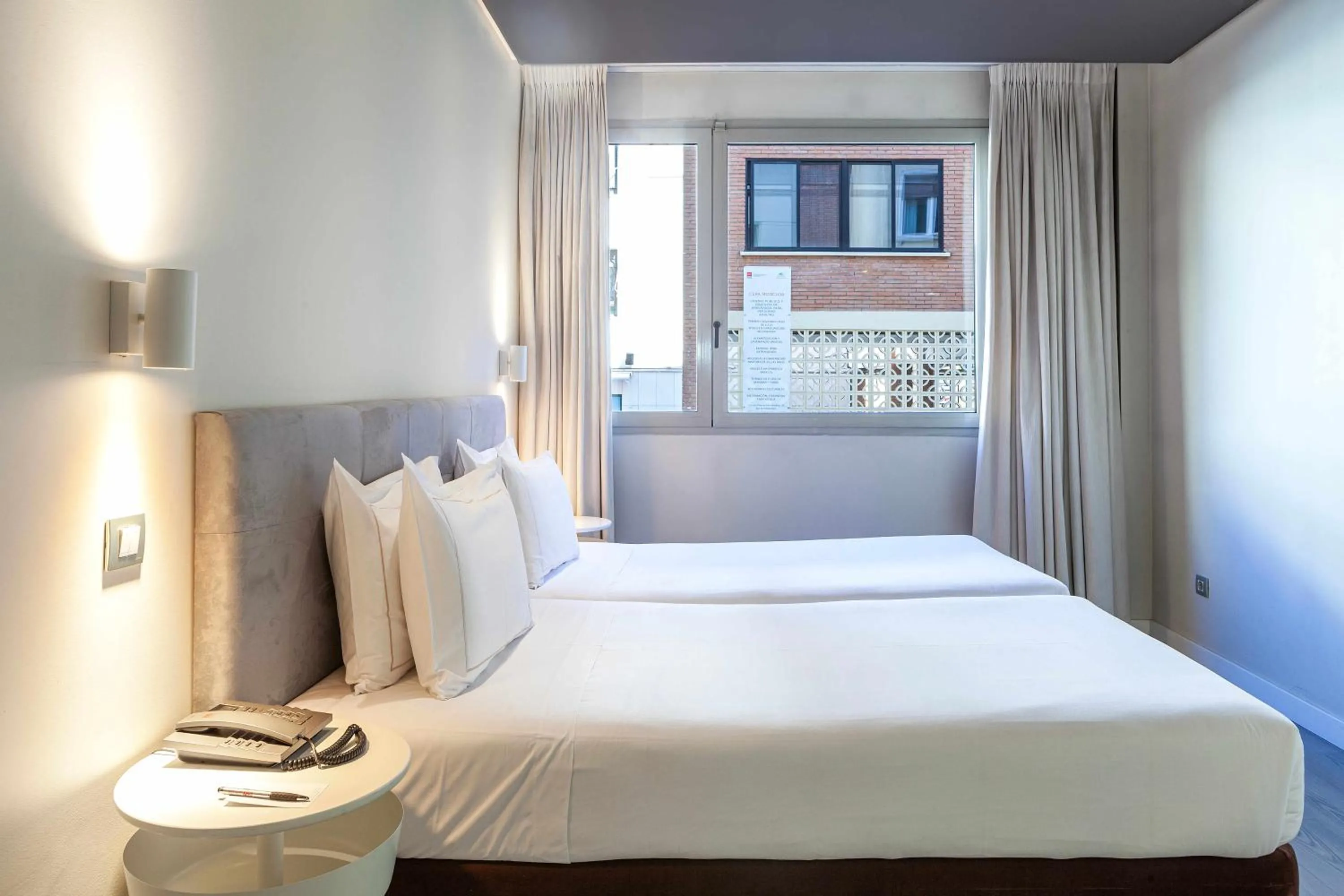 Facility for disabled guests, Bed in Suites Viena Plaza de España