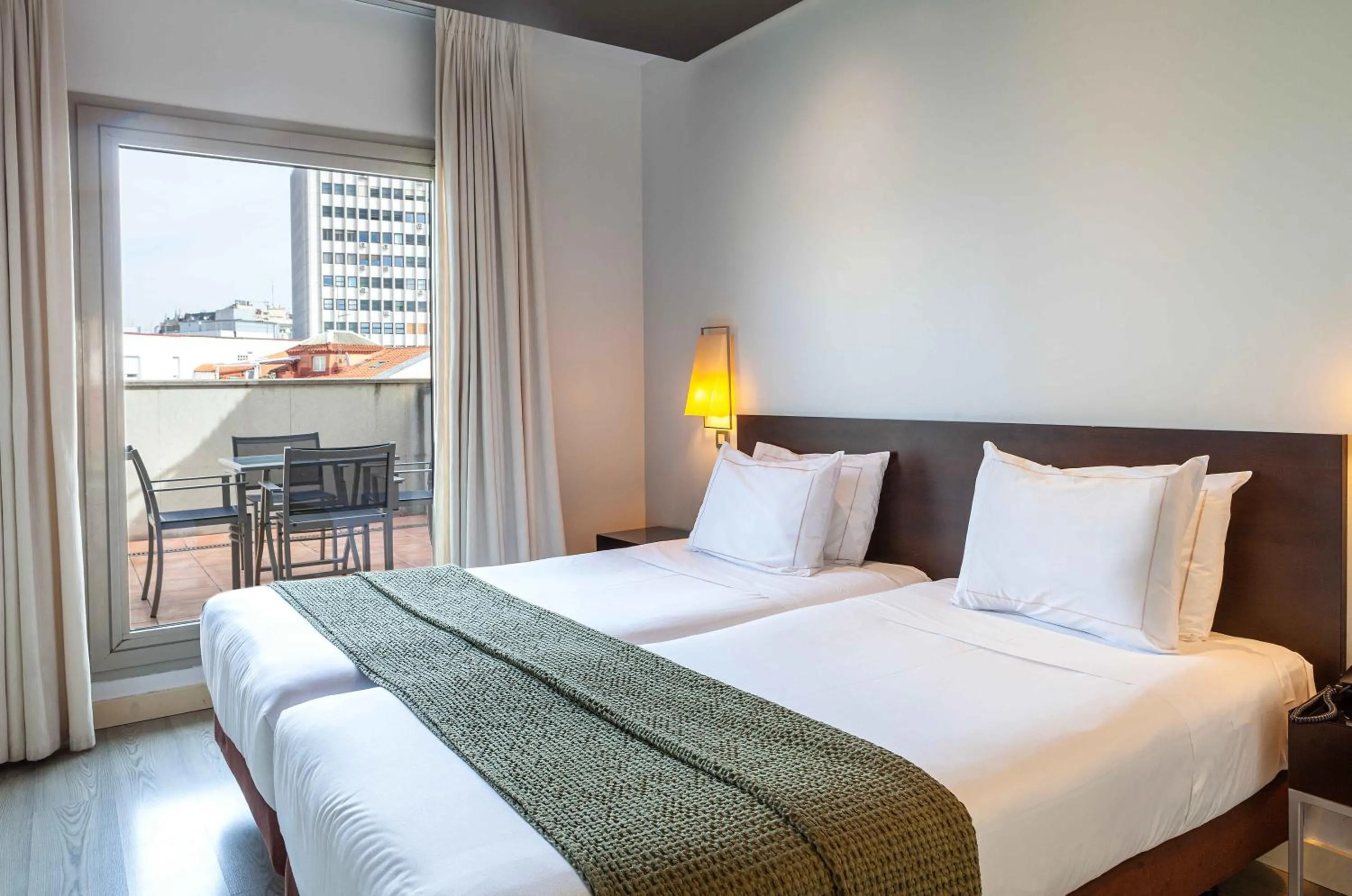 Photo of the whole room, Bed in Suites Viena Plaza de España