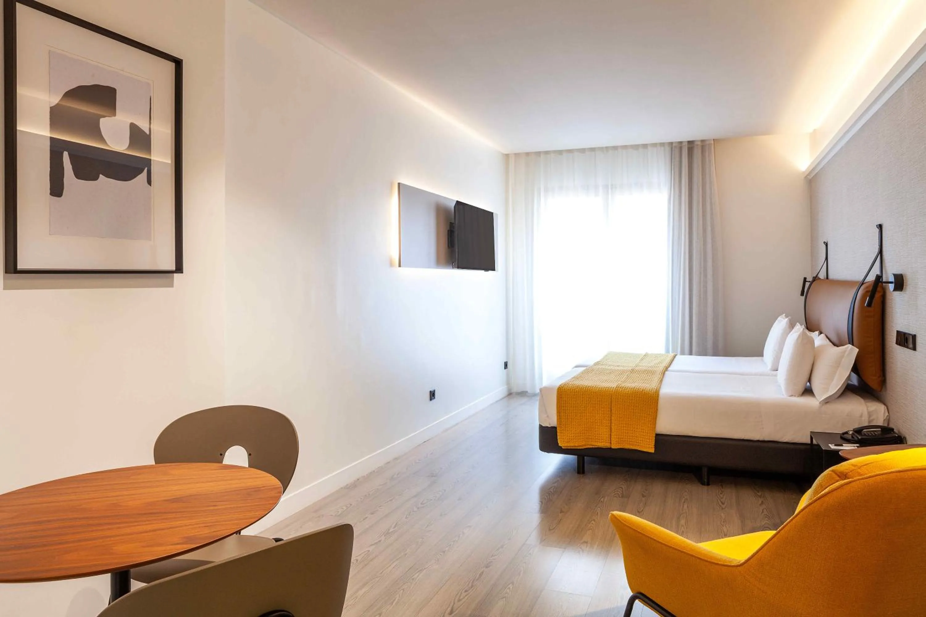 Photo of the whole room, Bed in Suites Viena Plaza de España