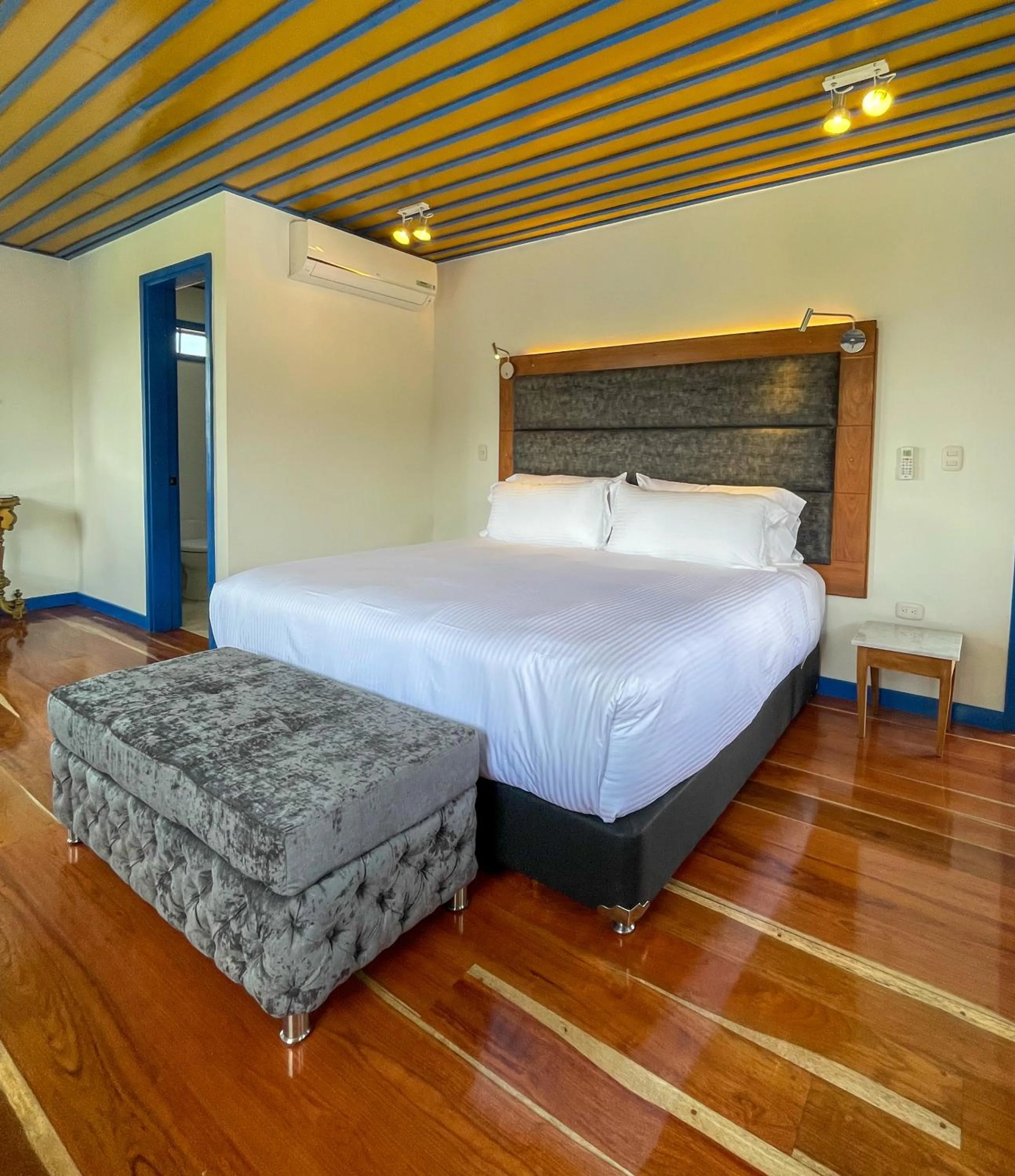 Bedroom, Bed in Atardeceres del Cafe