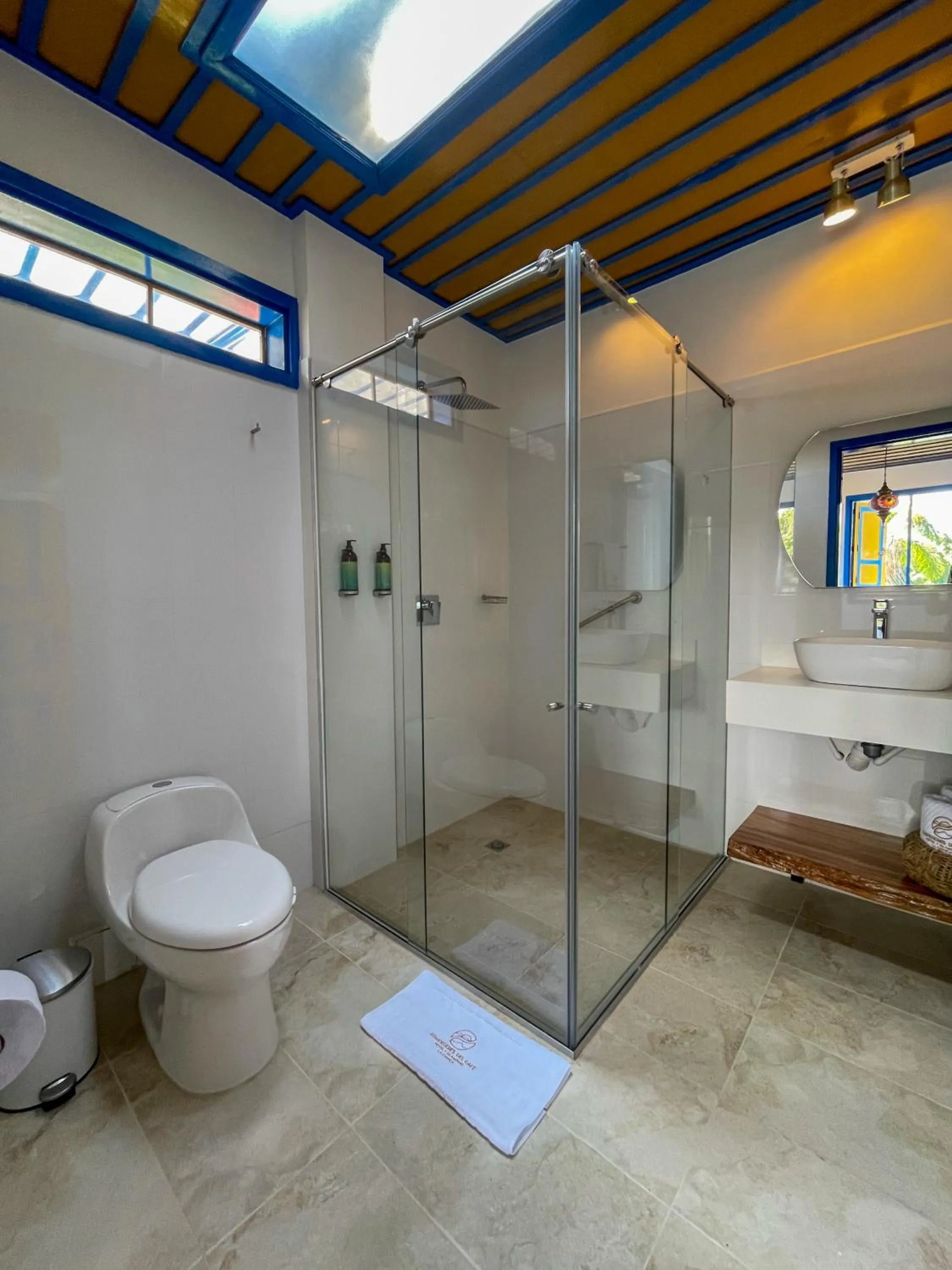 Shower in Atardeceres del Cafe