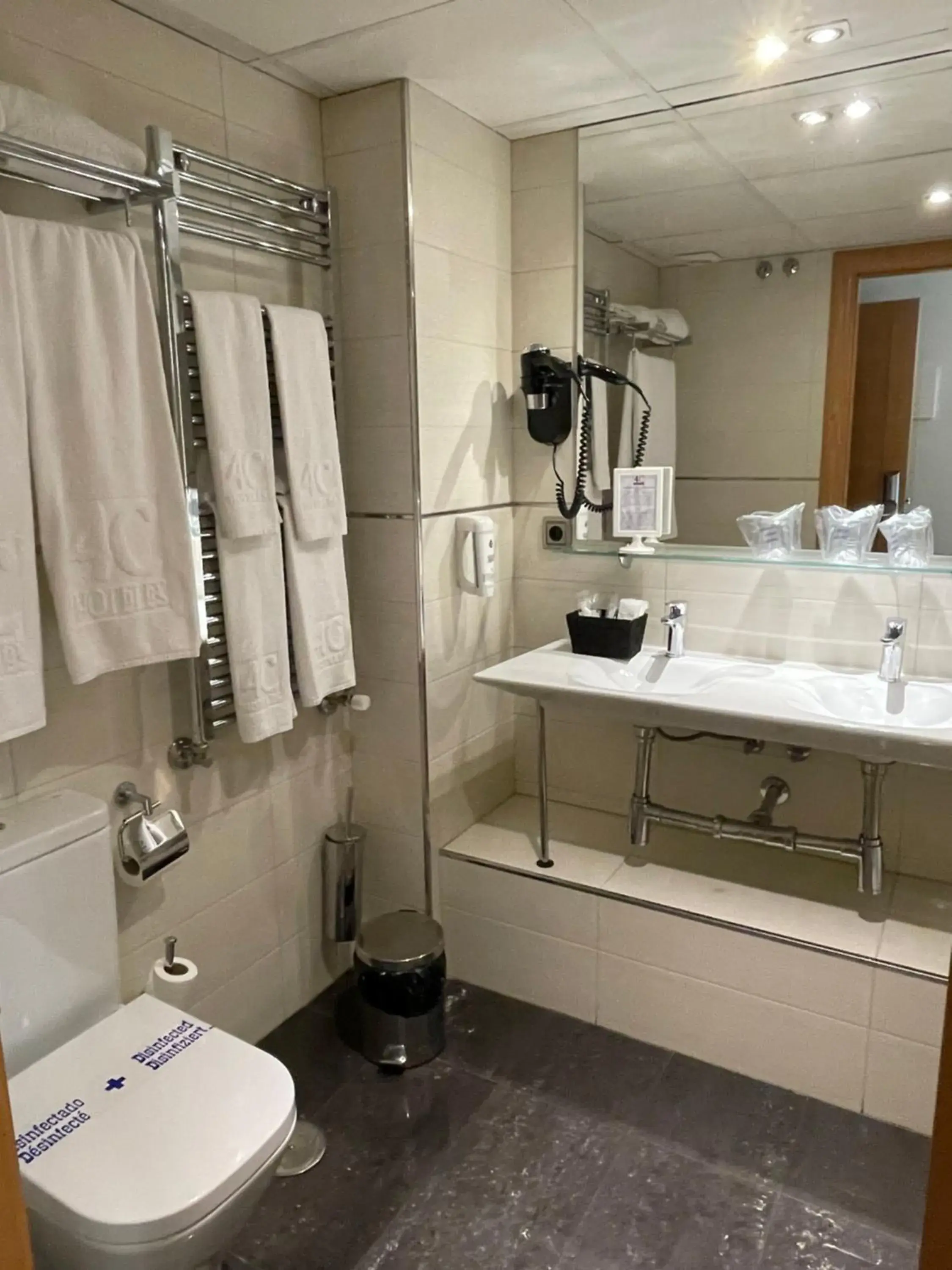 Bathroom in 4C Bravo Murillo Bathroom in 4C Bravo Murillo