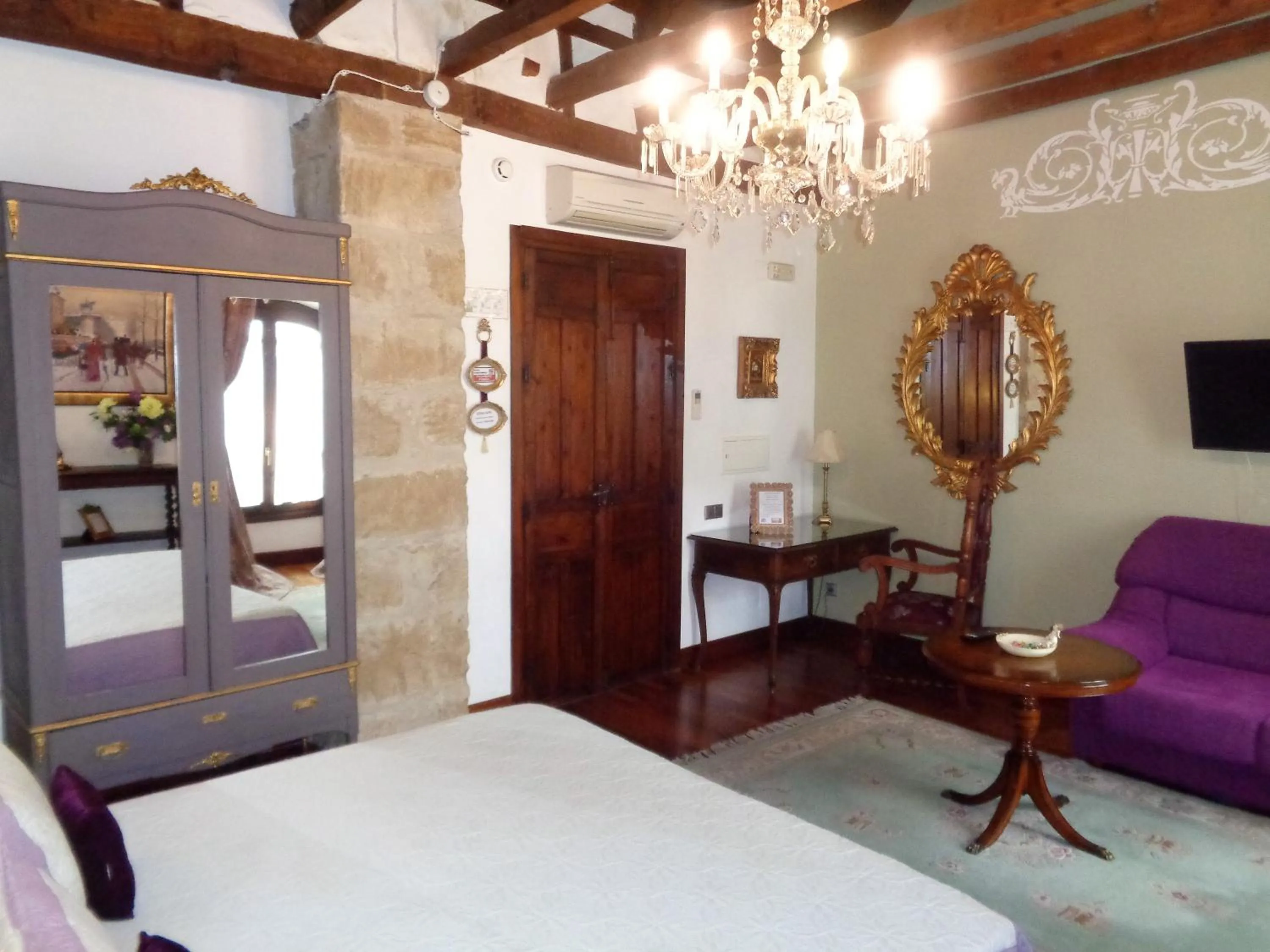 Decorative detail, Bed in Hotel Boutique Nueve Leyendas