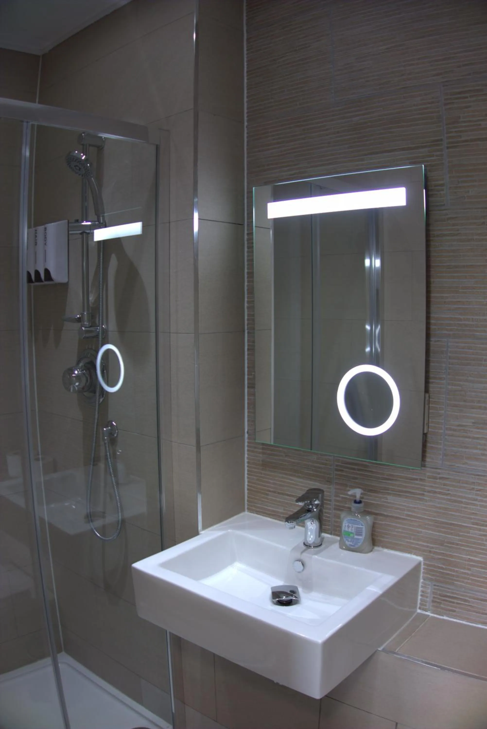 Shower in Abbey Point Hotel