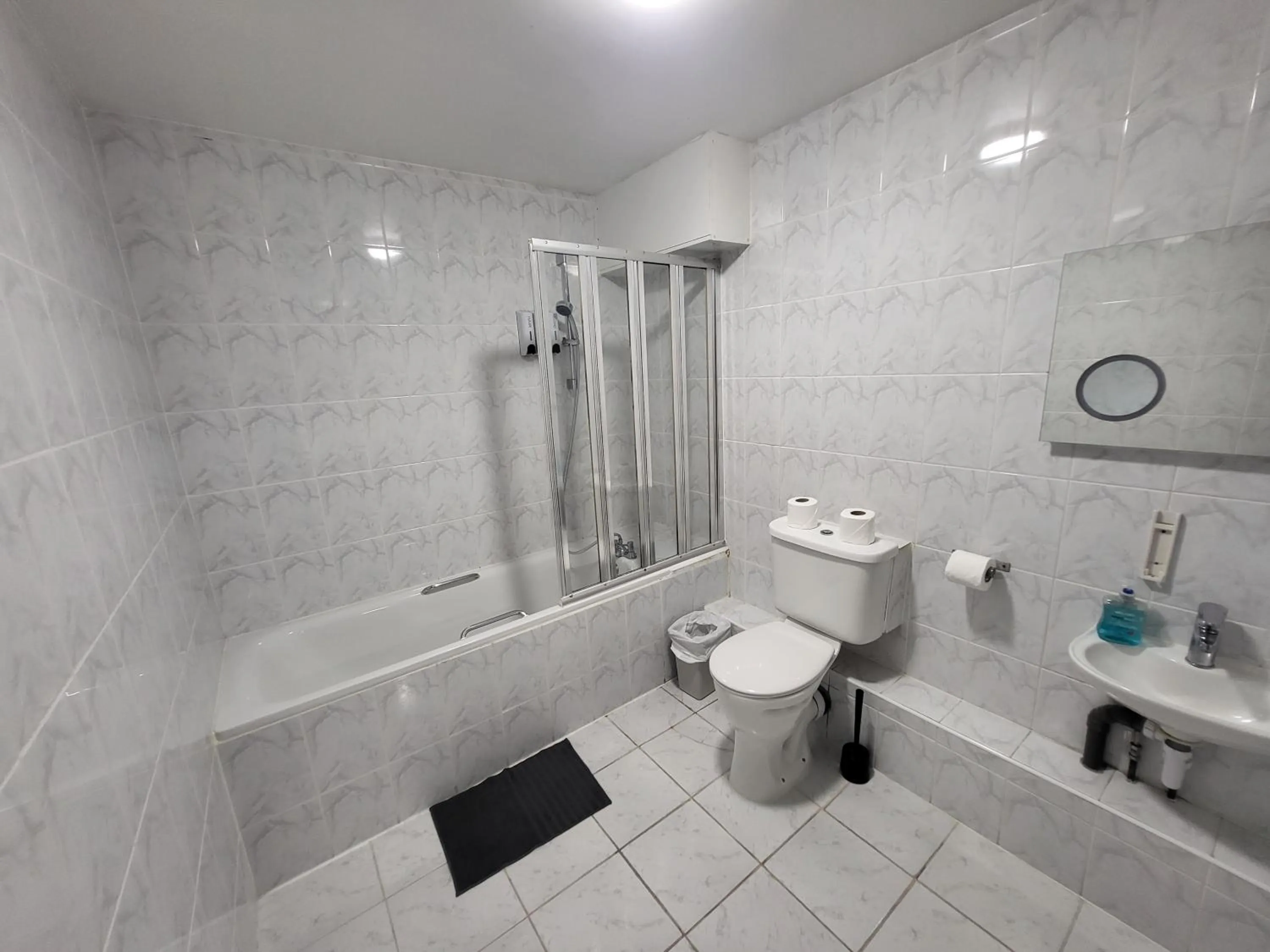 Shower in Abbey Point Hotel