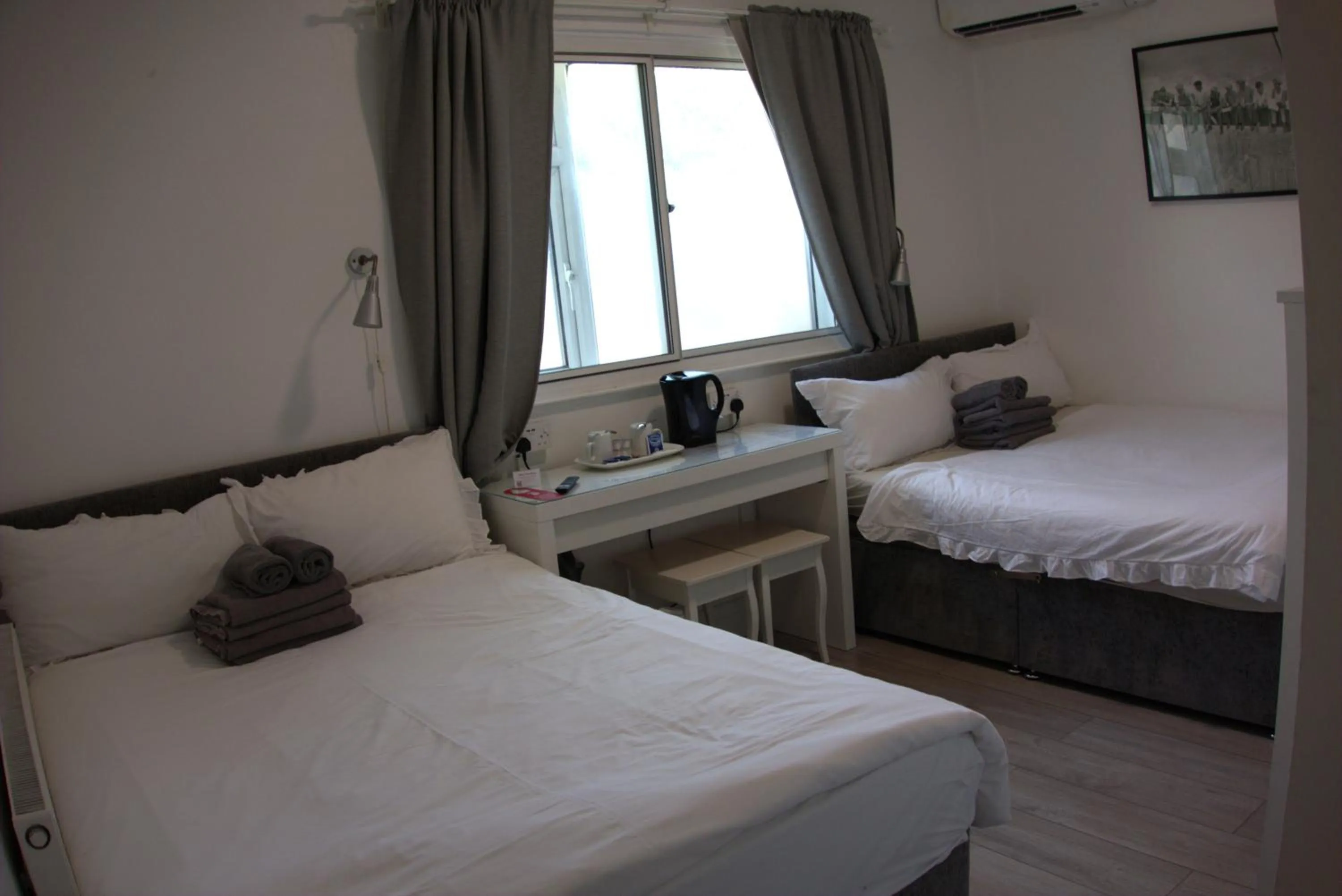 Bedroom, Bed in Abbey Point Hotel