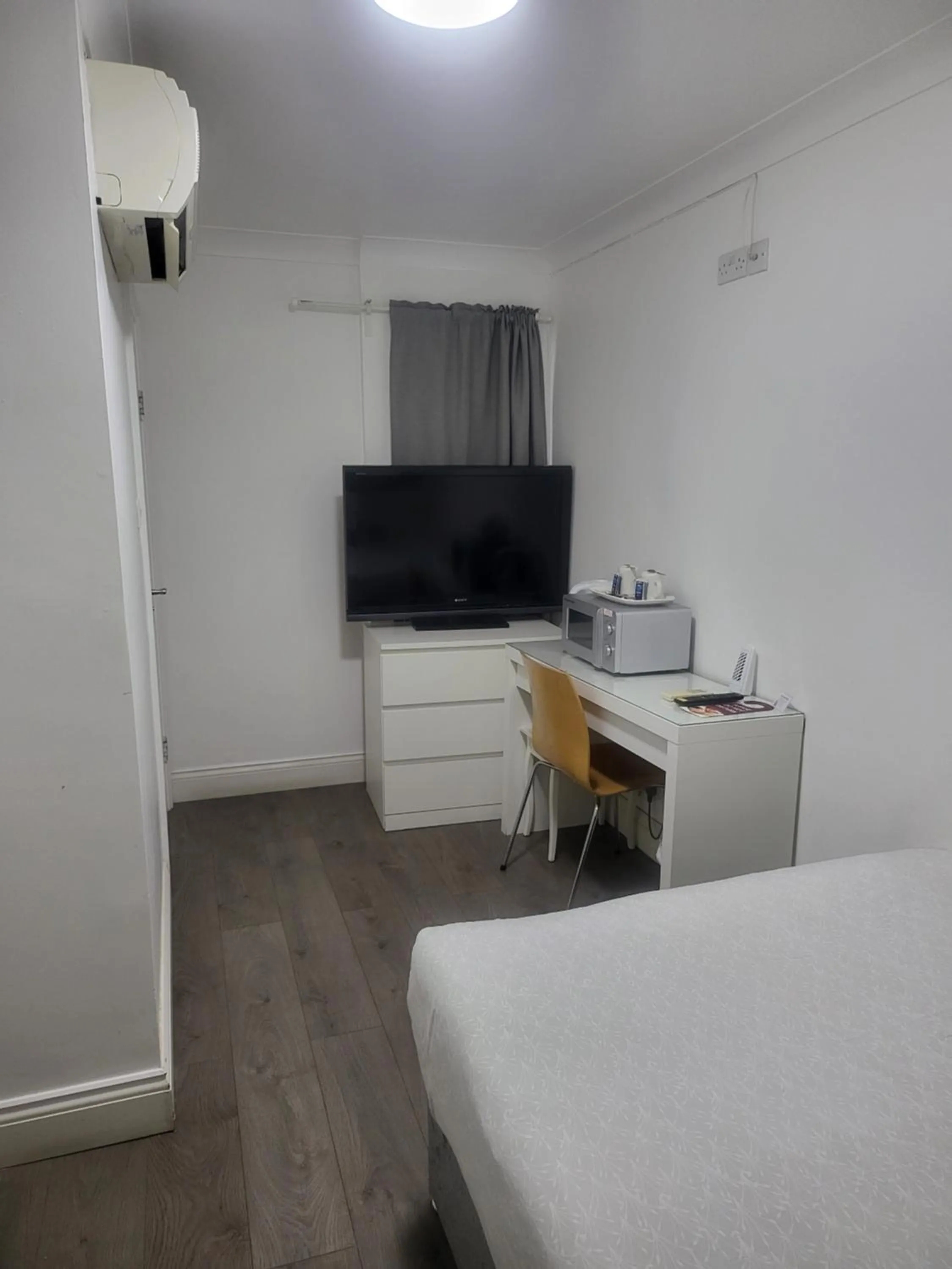 TV and multimedia, Bed in Abbey Point Hotel