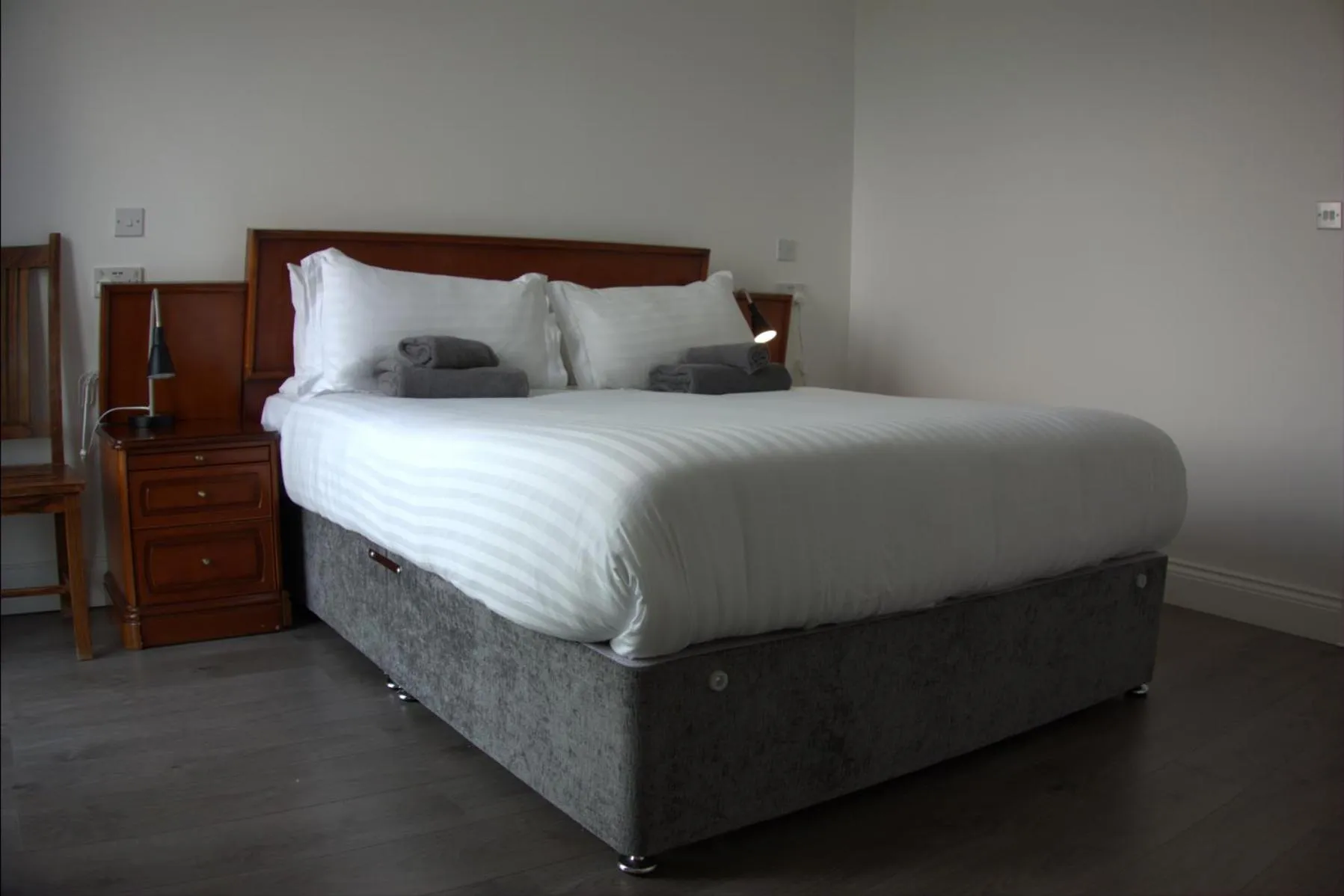 Bedroom, Bed in Abbey Point Hotel