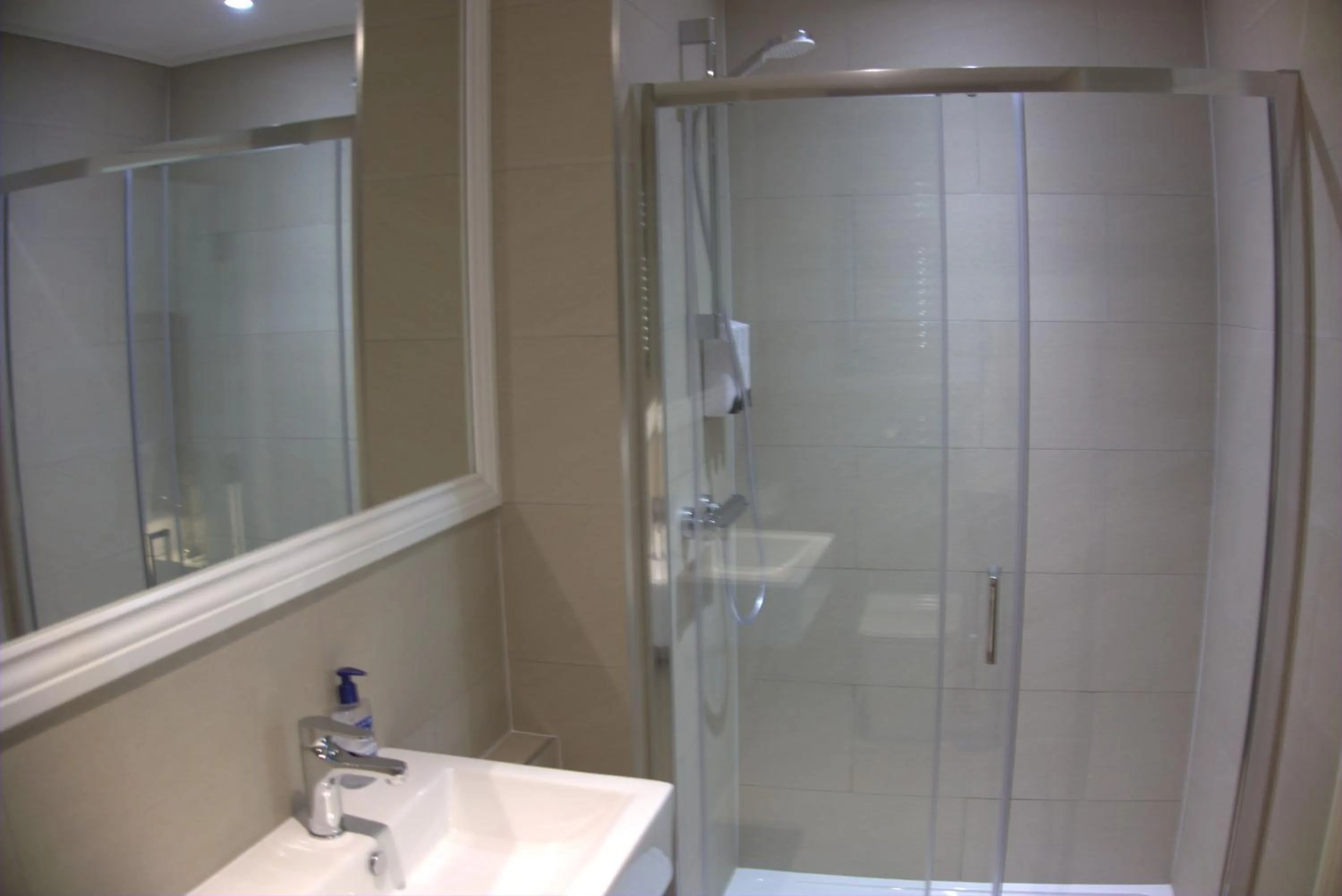 Shower in Abbey Point Hotel