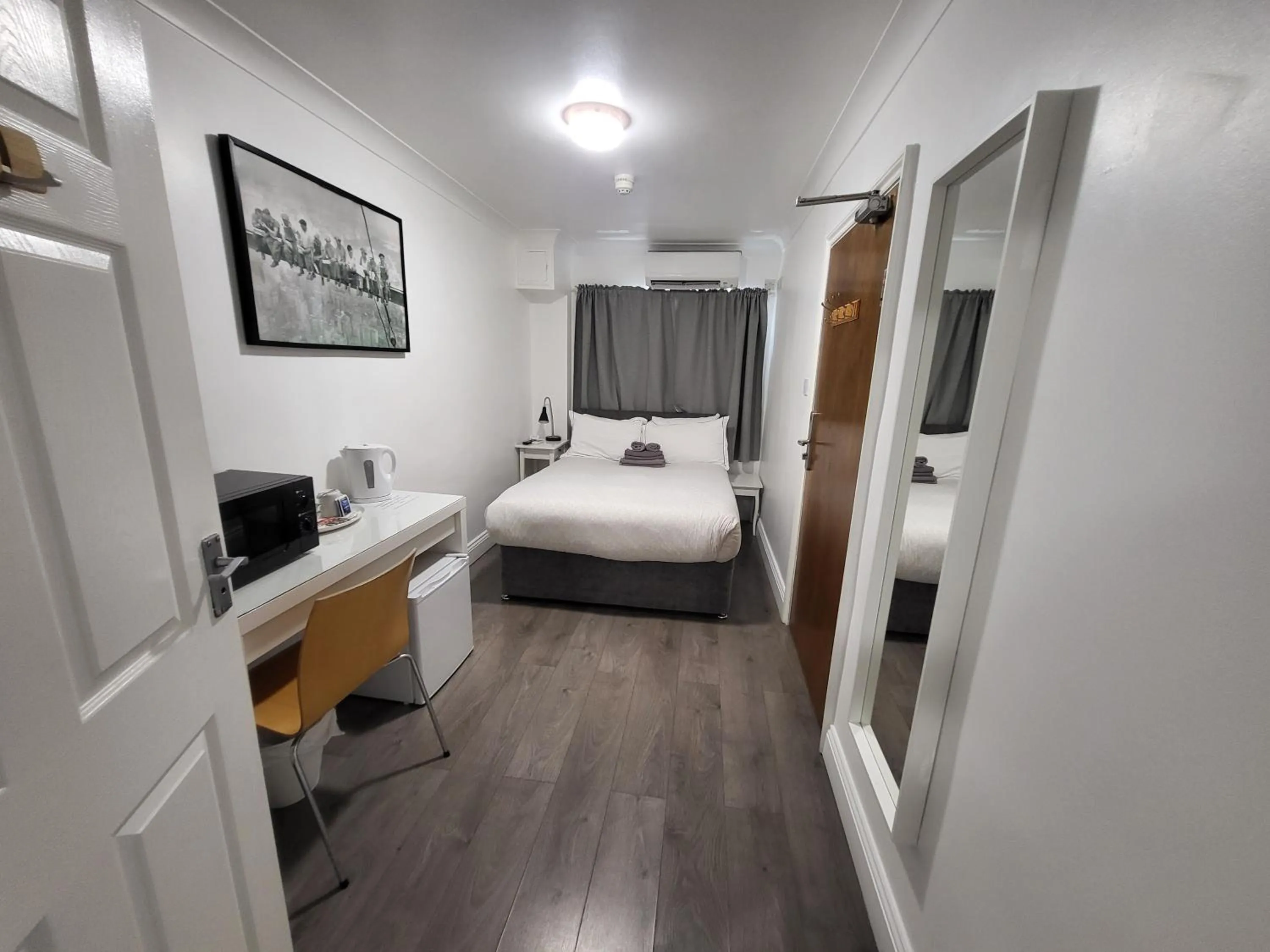 Photo of the whole room, Bed in Abbey Point Hotel