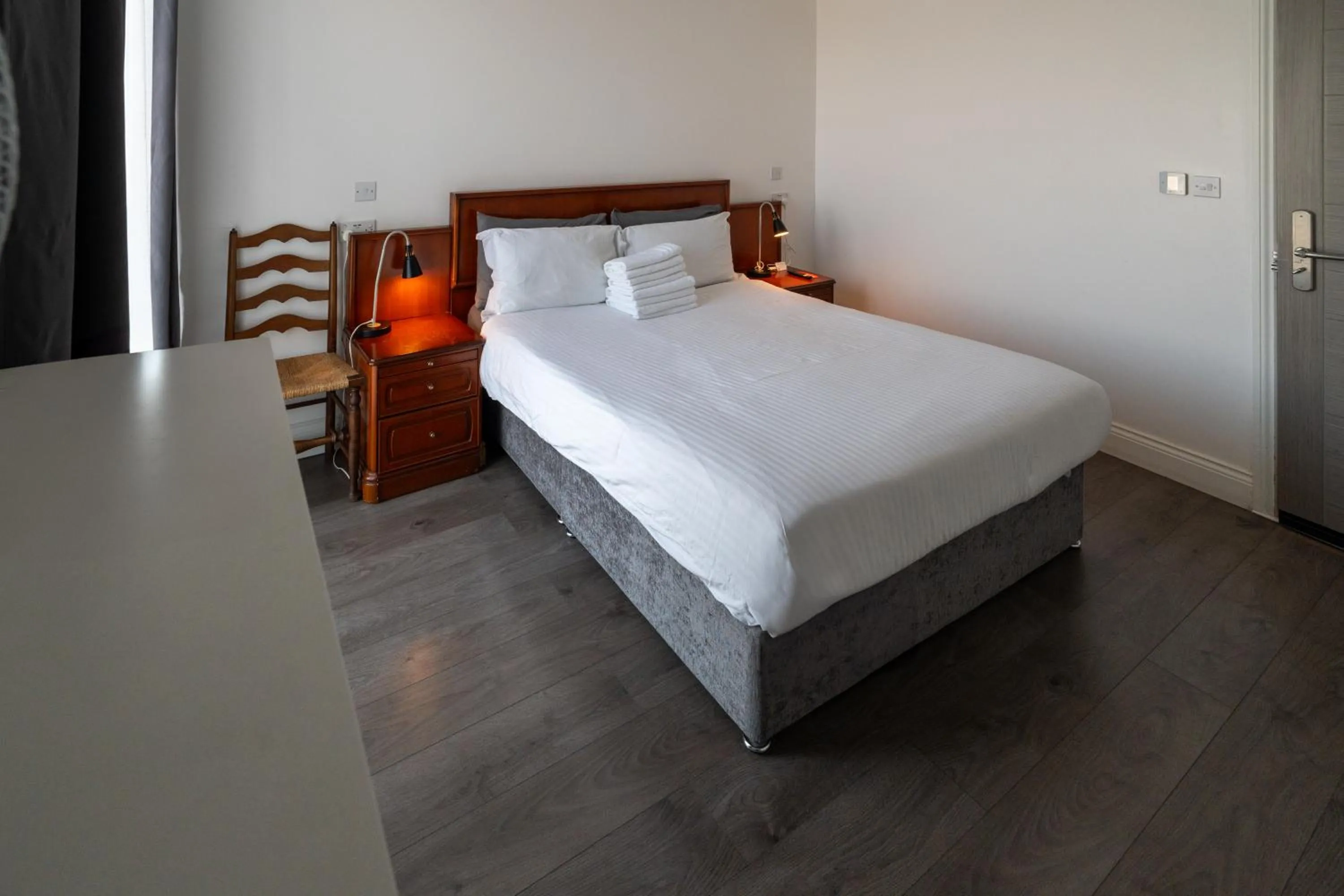 Photo of the whole room, Bed in Abbey Point Hotel