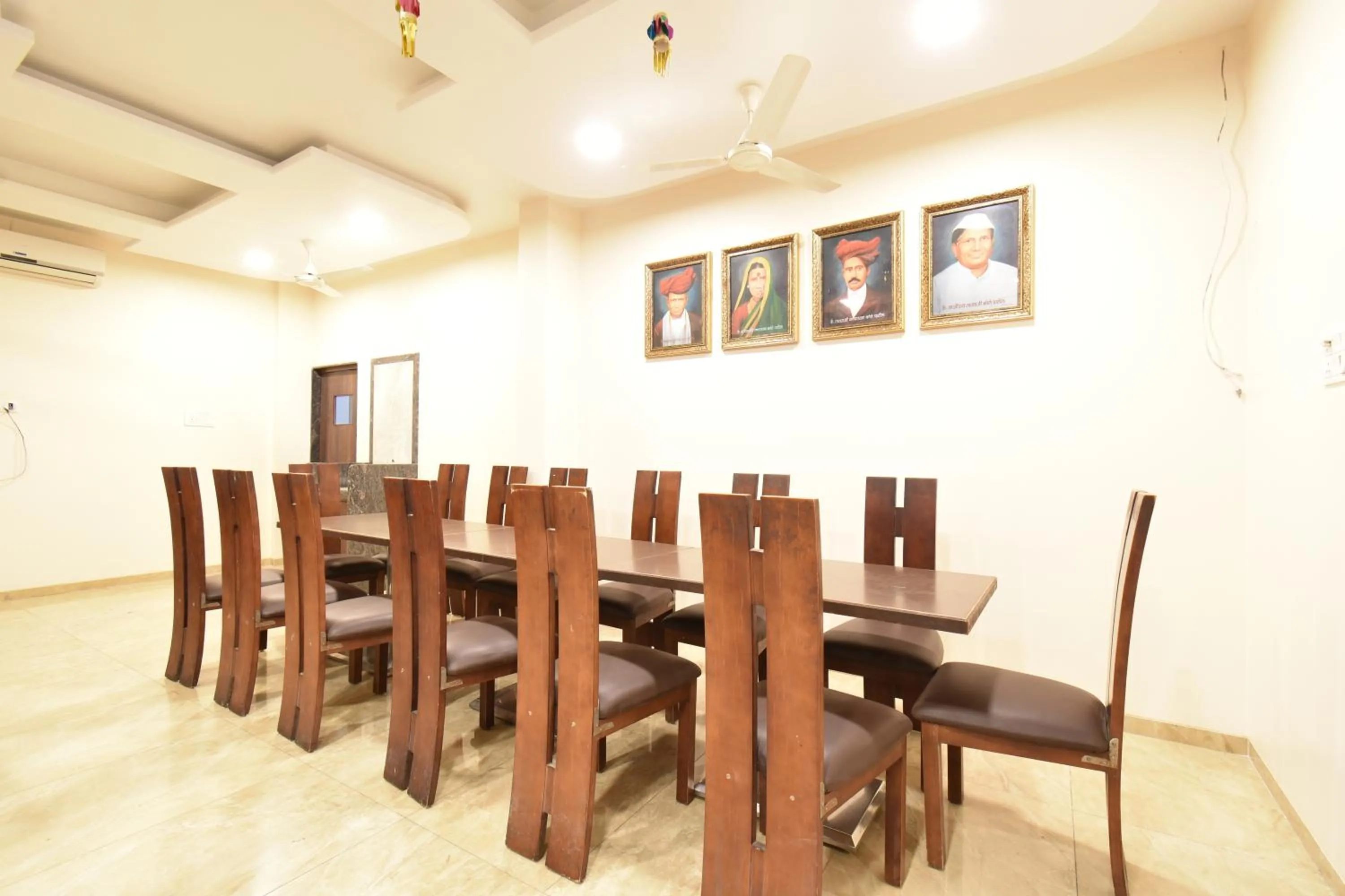 Restaurant/places to eat in Hotel Sai Sparsh