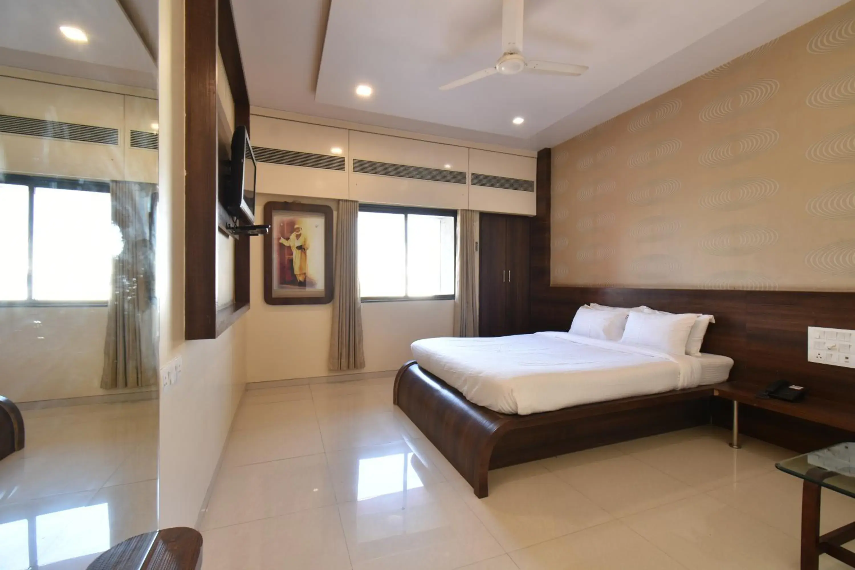 Deluxe Double Room in Hotel Sai Sparsh Deluxe Double Room in Hotel Sai Sparsh