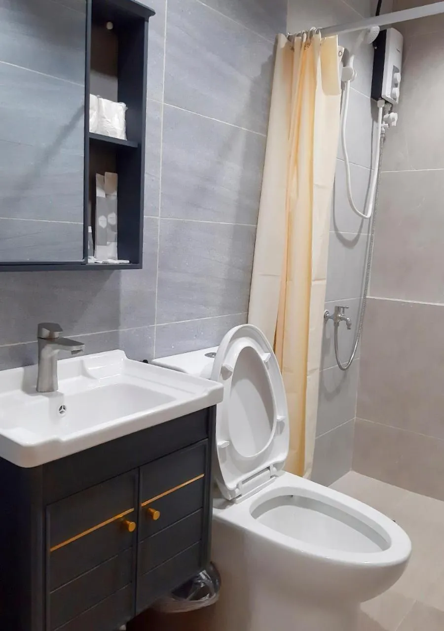 Shower in M LILOAN PENSION HOUSE