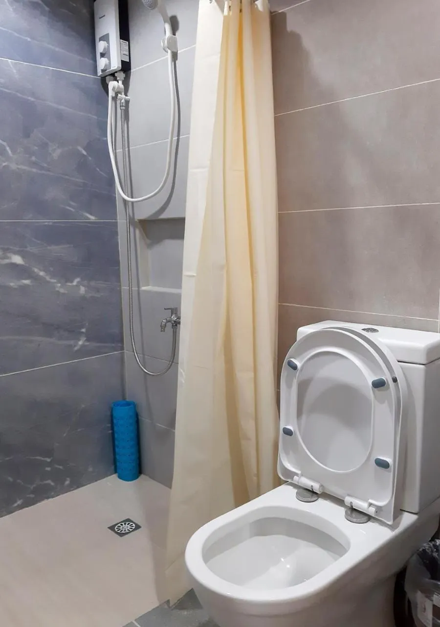 Shower in M LILOAN PENSION HOUSE