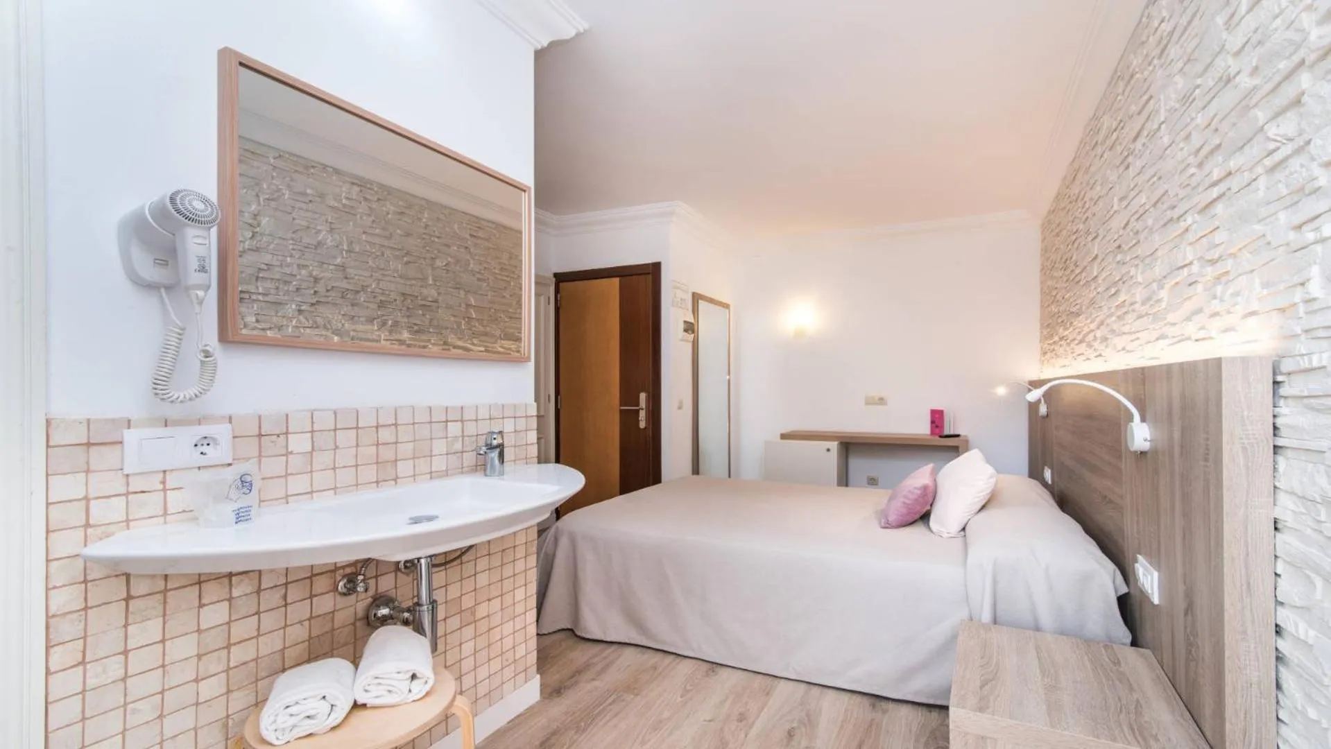 Photo of the whole room, Bed in Hotel Na Taconera