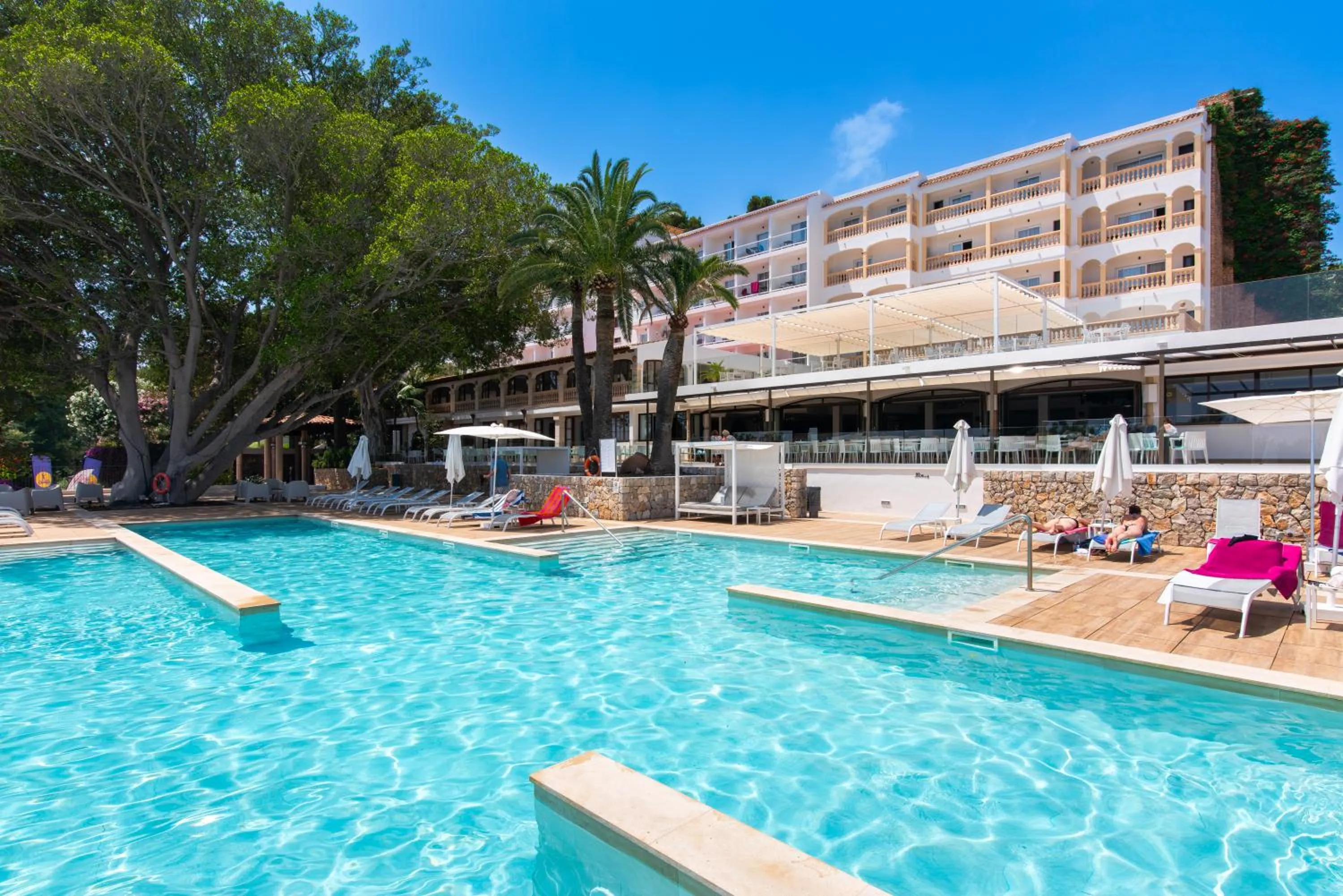 Property building in Hotel Na Taconera