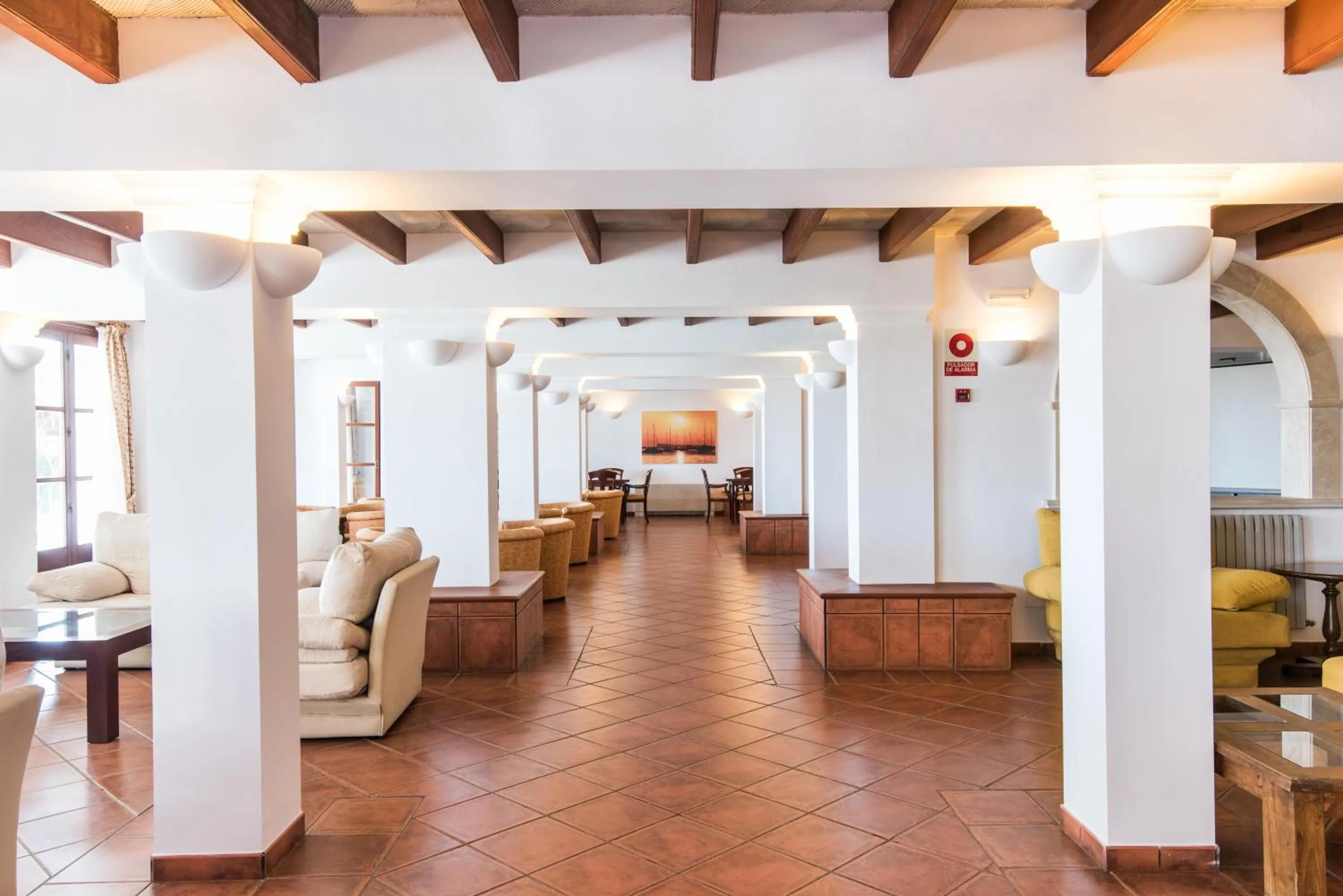 Communal lounge/ TV room in Hotel Na Taconera