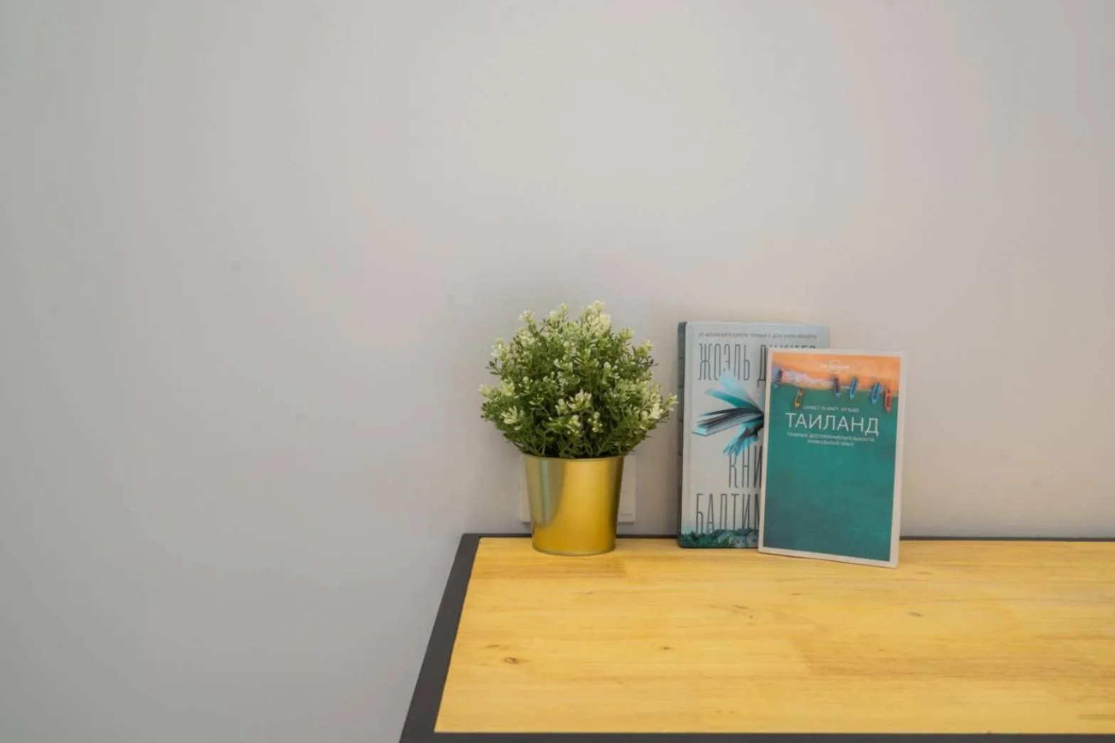 Seating area in Terminal 58 Airport