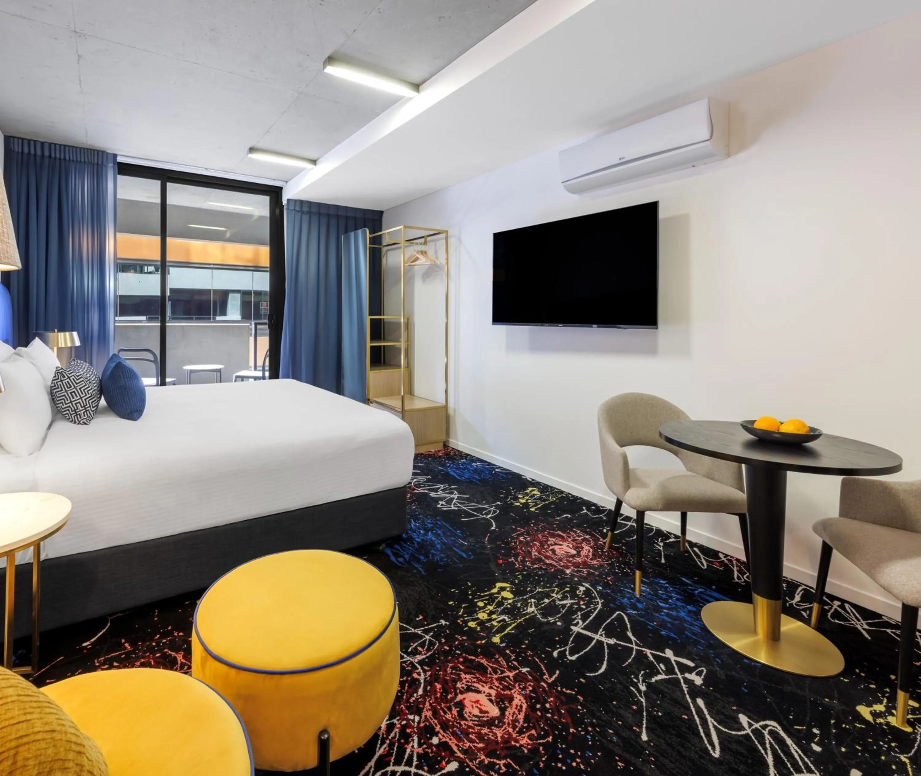 Bedroom, Bed in Oaks Melbourne St Kilda Road Hotel