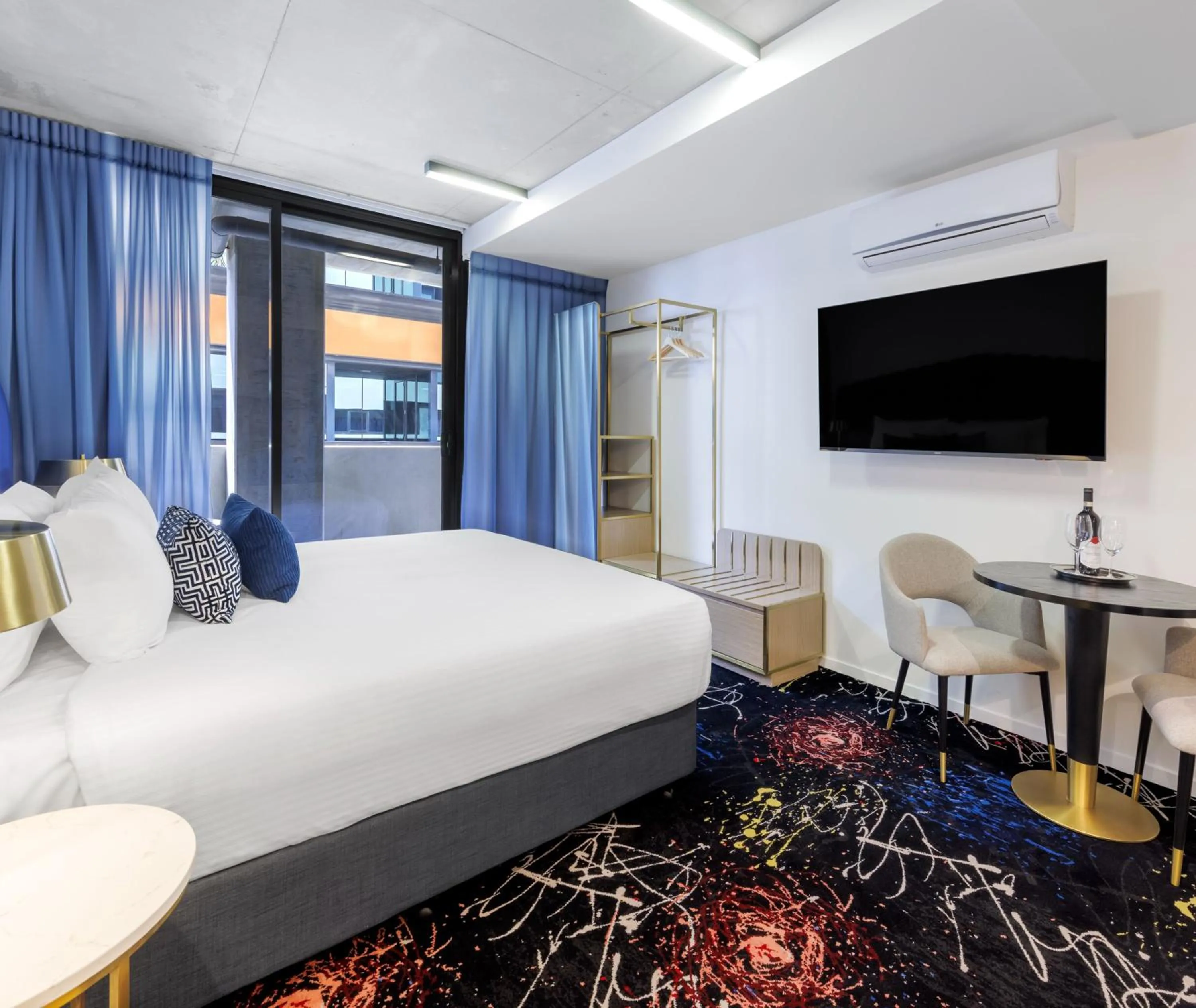 Bed in Oaks Melbourne St Kilda Road Hotel