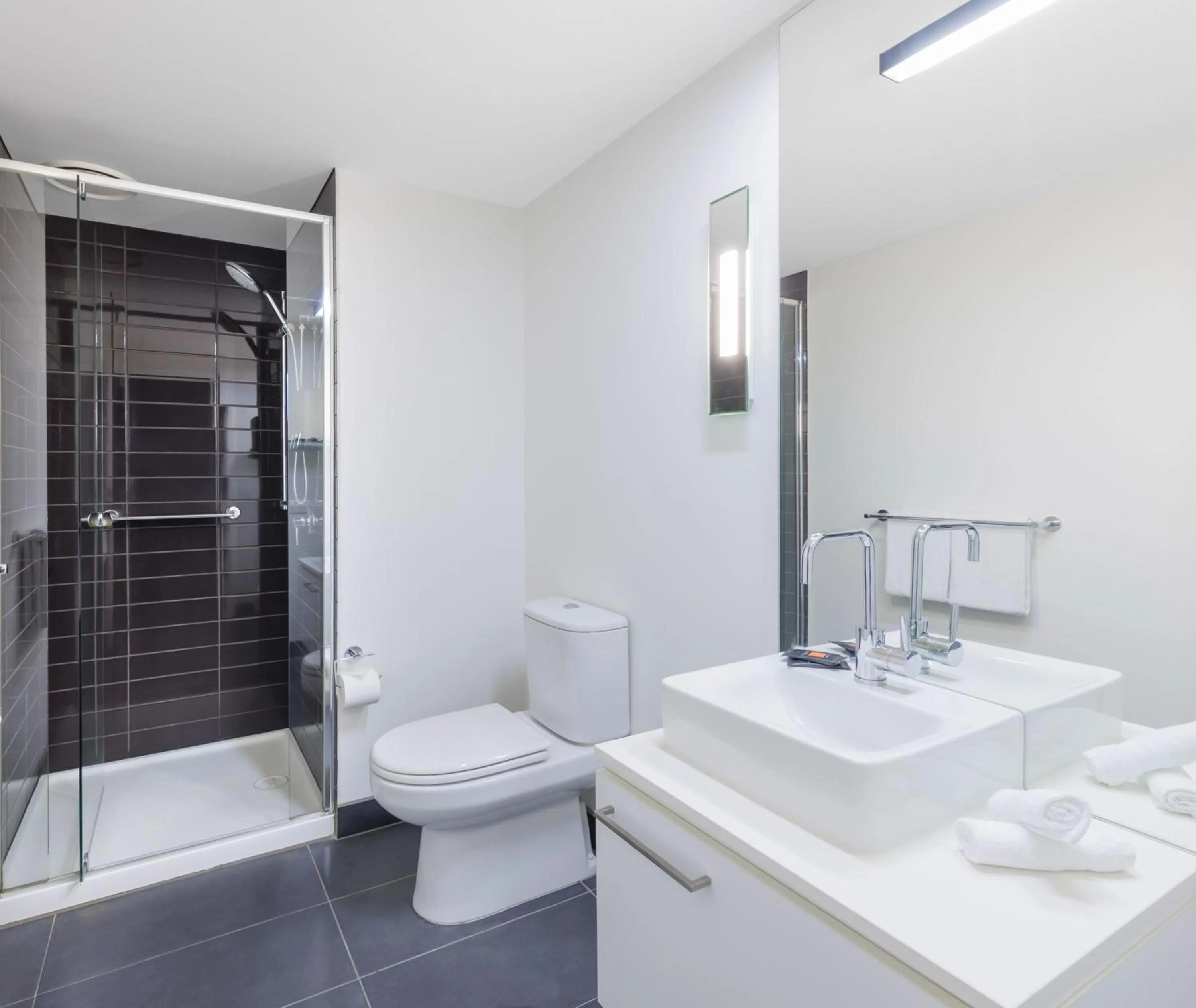 Toilet in Oaks Melbourne St Kilda Road Hotel