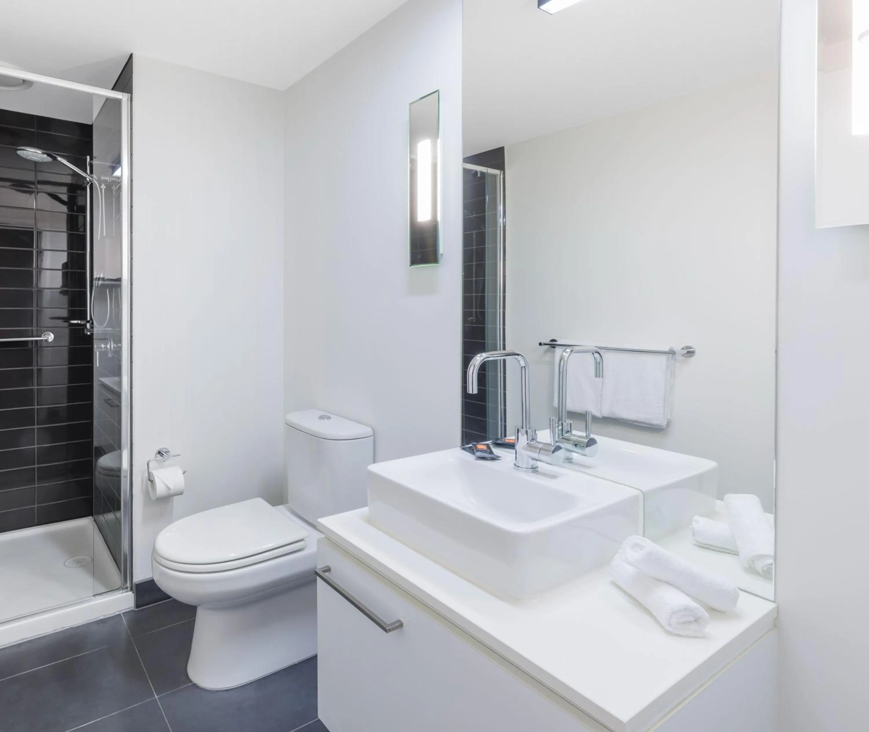 Bathroom in Oaks Melbourne St Kilda Road Hotel