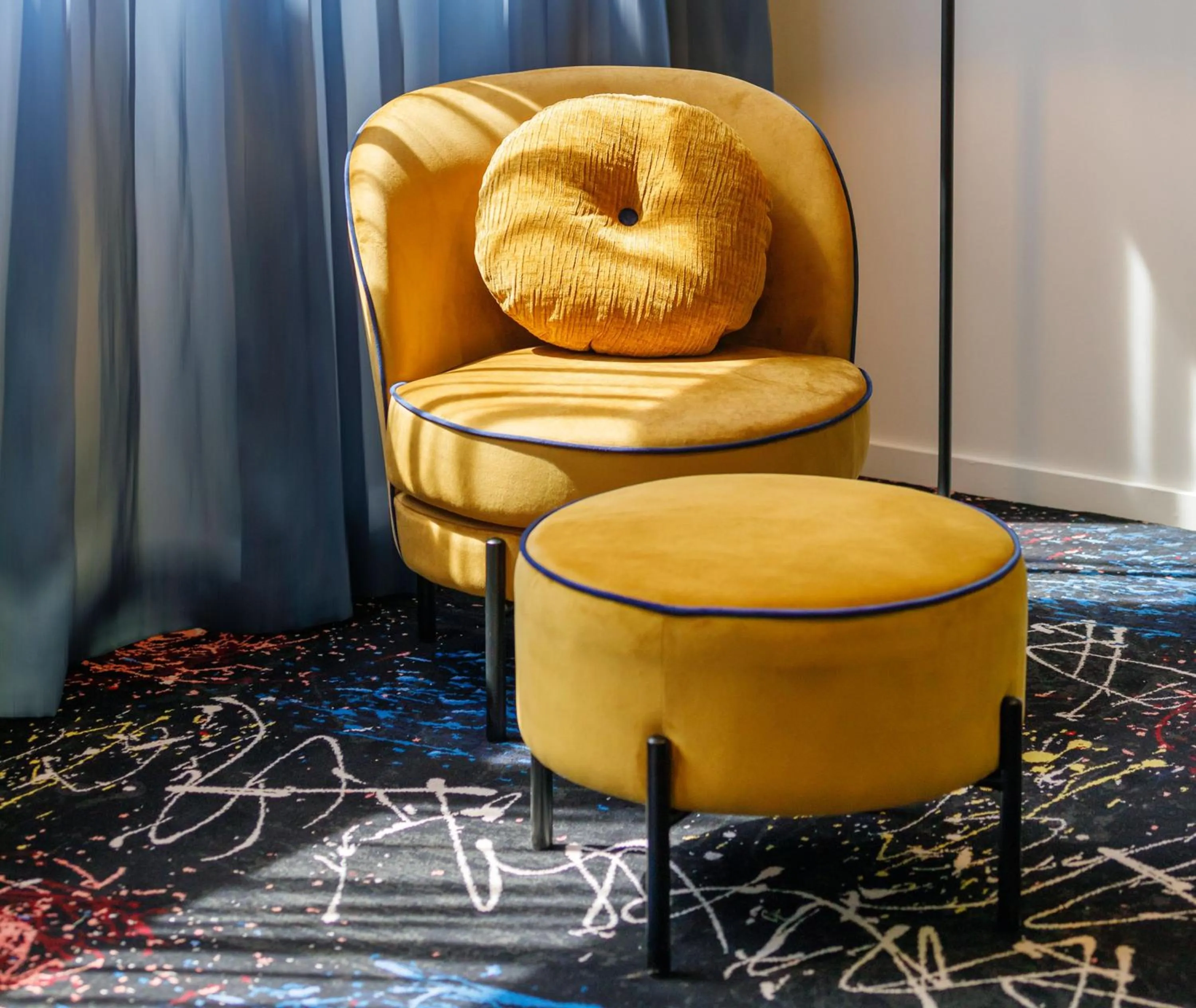 Seating area in Oaks Melbourne St Kilda Road Hotel