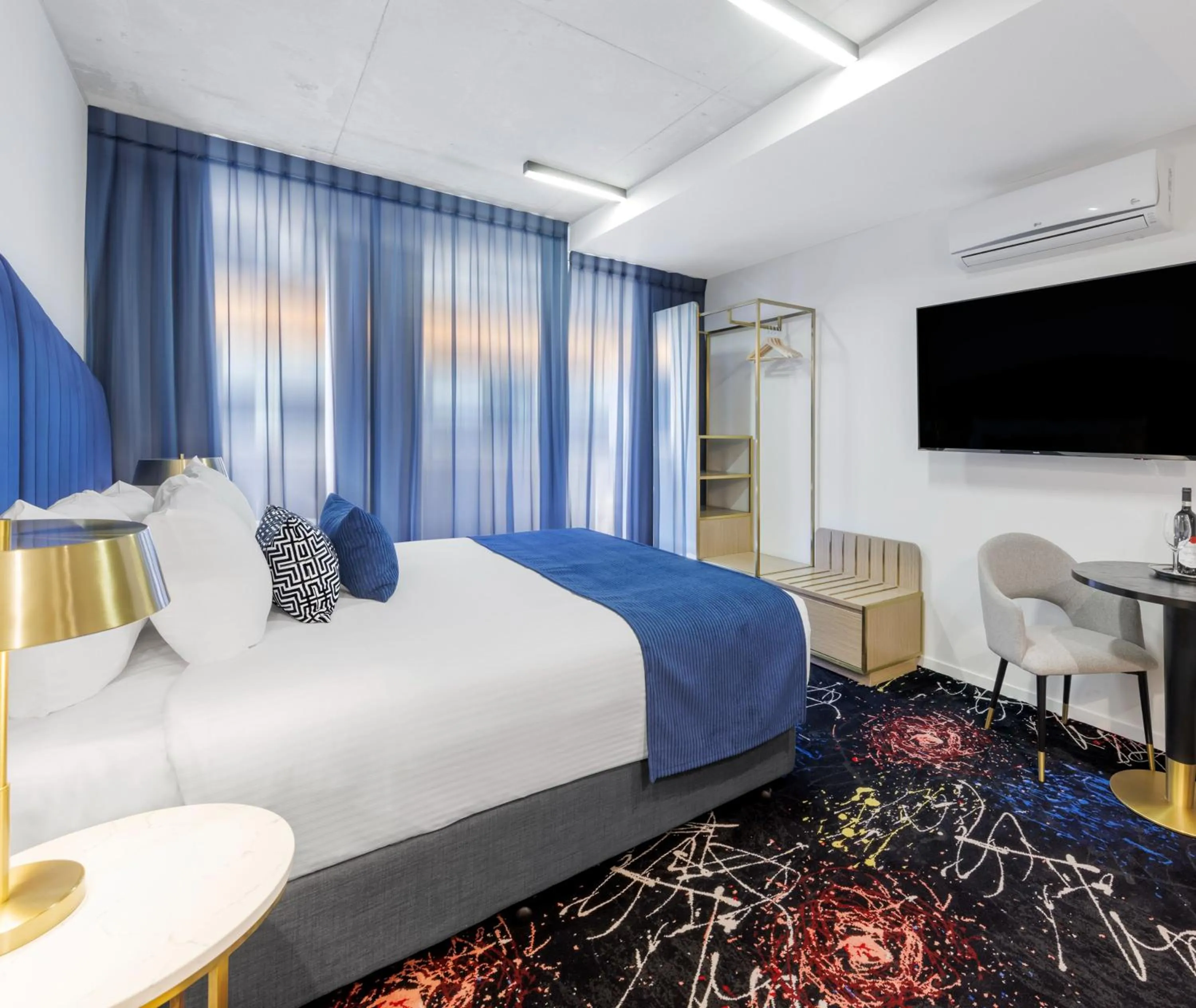 Bed in Oaks Melbourne St Kilda Road Hotel