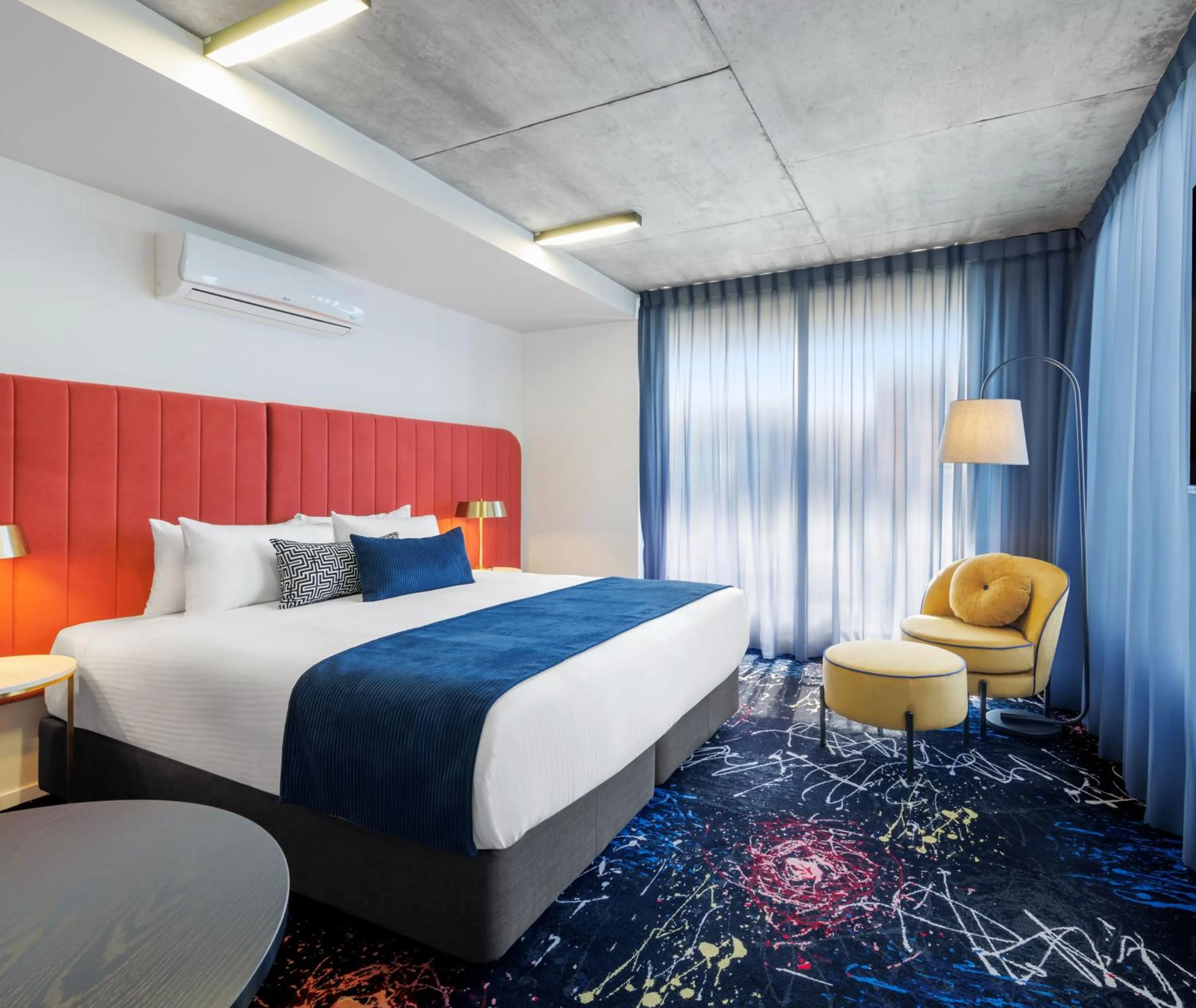 Bed in Oaks Melbourne St Kilda Road Hotel