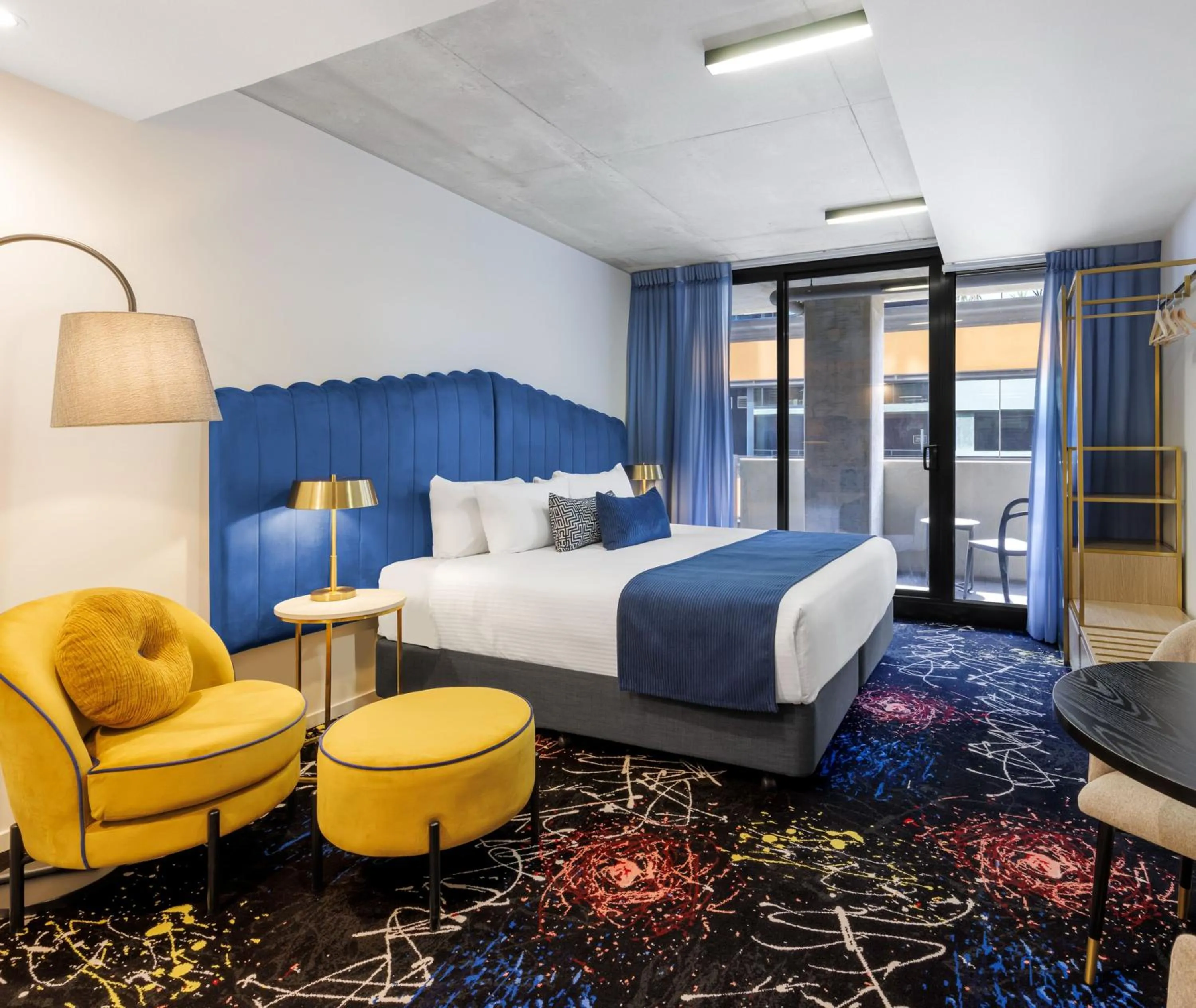 Bed in Oaks Melbourne St Kilda Road Hotel