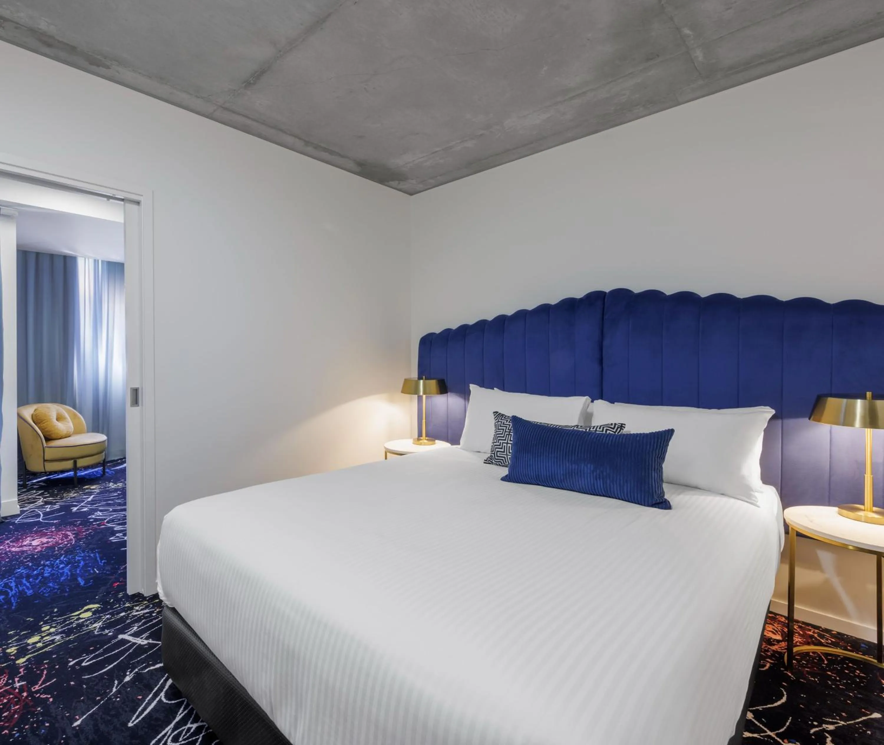 Bedroom, Bed in Oaks Melbourne St Kilda Road Hotel