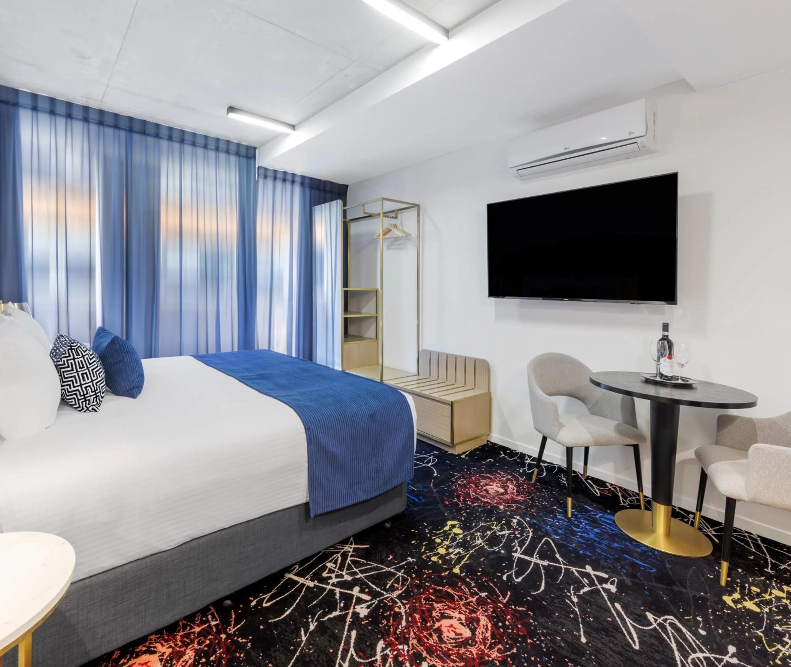 Bed in Oaks Melbourne St Kilda Road Hotel