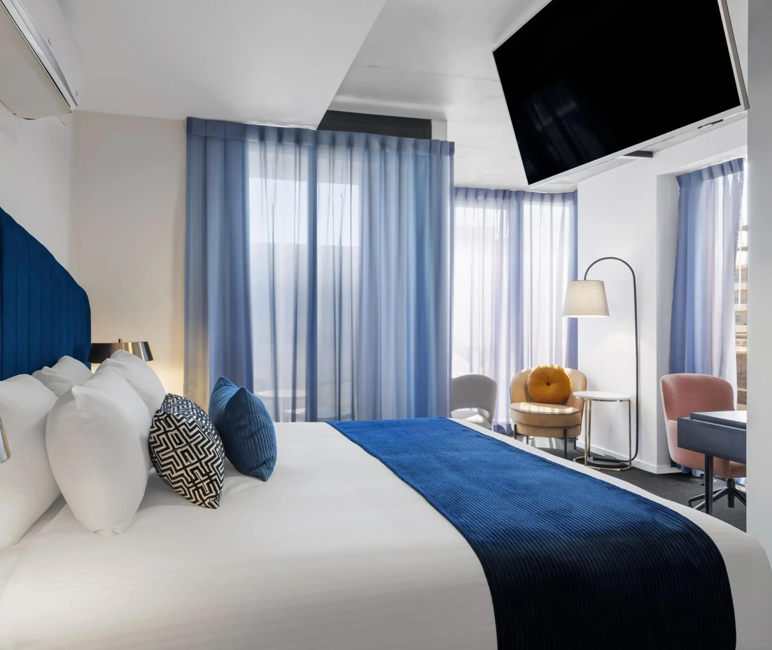 Bed in Oaks Melbourne St Kilda Road Hotel Bed in Oaks Melbourne St Kilda Road Hotel