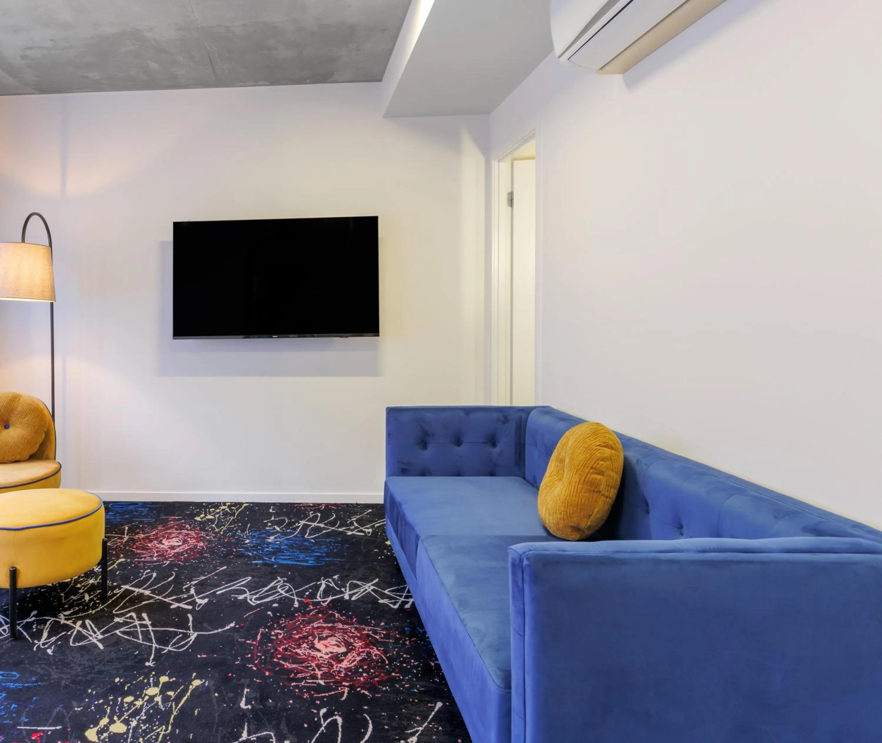 Seating area in Oaks Melbourne St Kilda Road Hotel