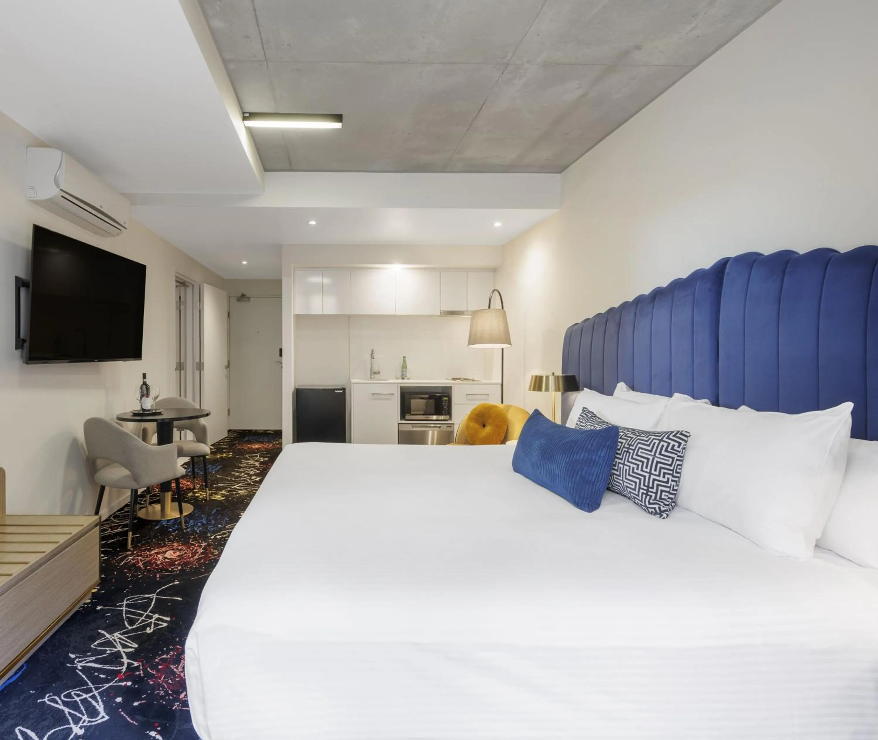 Bed in Oaks Melbourne St Kilda Road Hotel