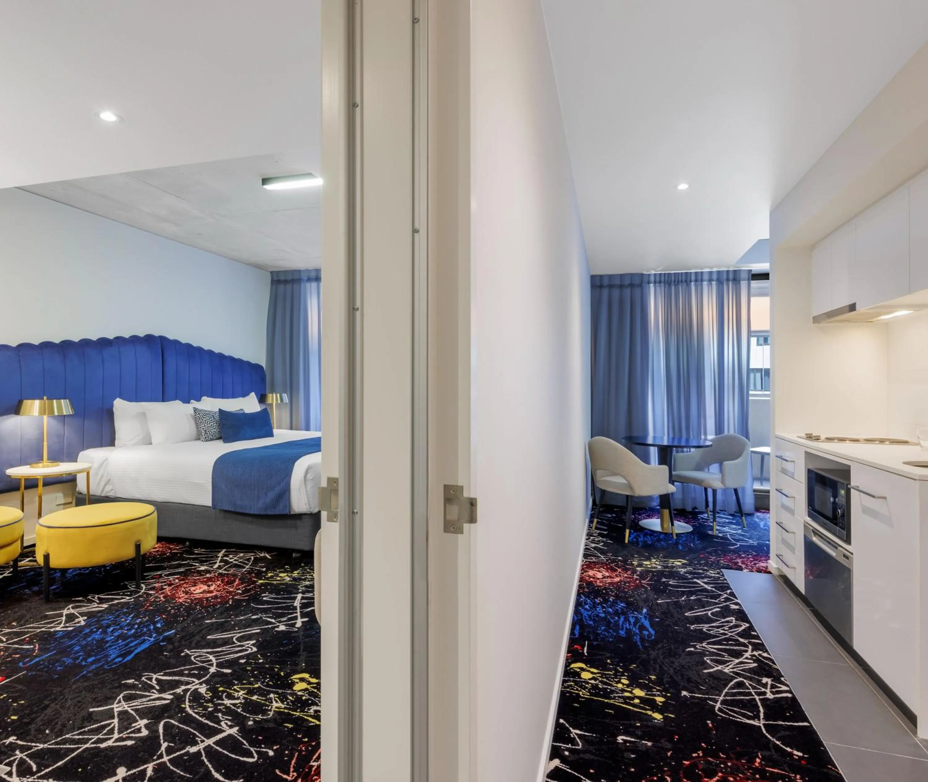 Bedroom, Bed in Oaks Melbourne St Kilda Road Hotel