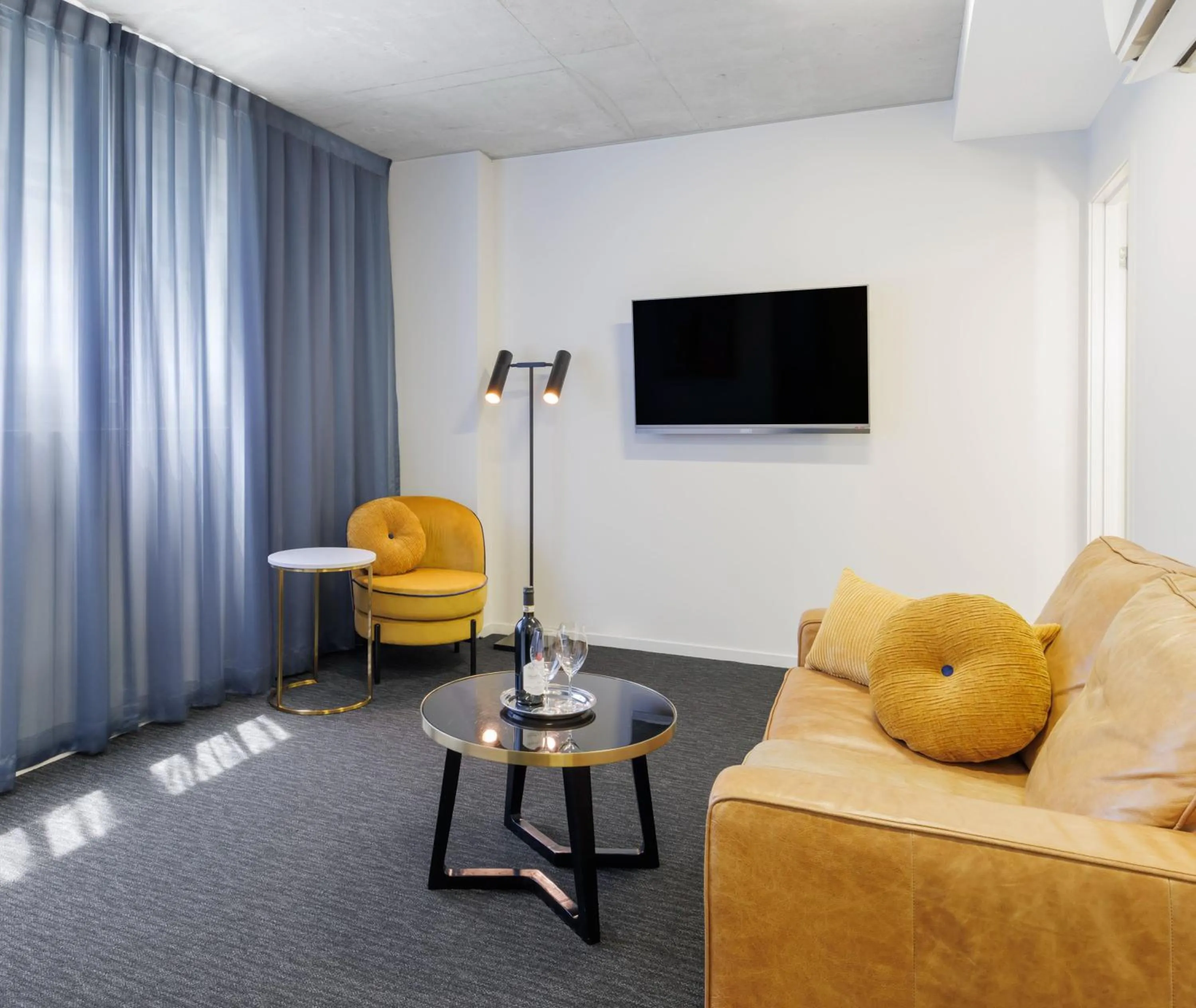 Seating area in Oaks Melbourne St Kilda Road Hotel