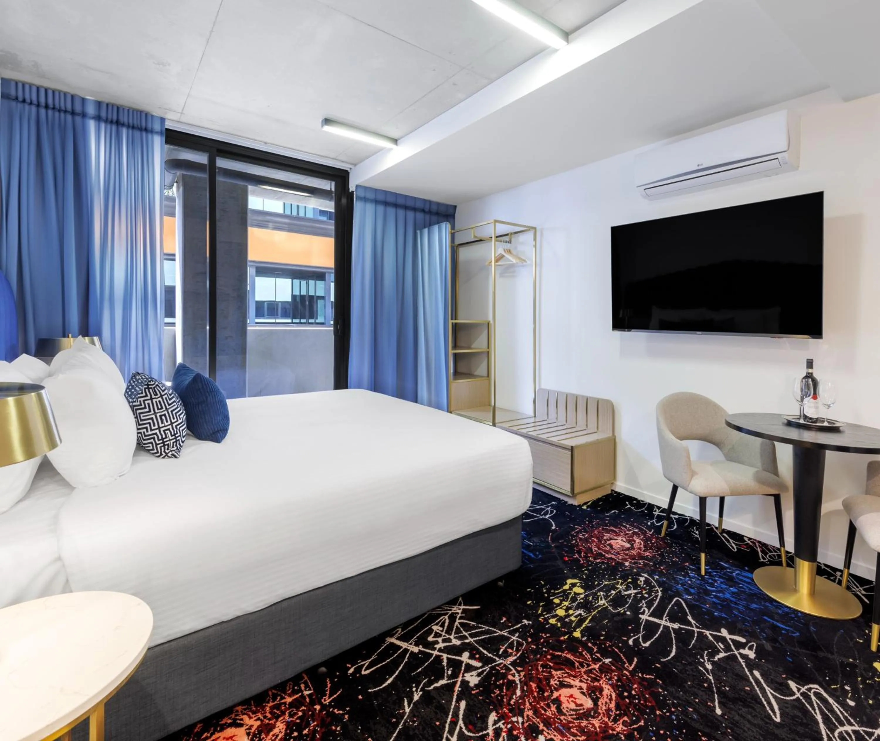 Bedroom, Bed in Oaks Melbourne St Kilda Road Hotel