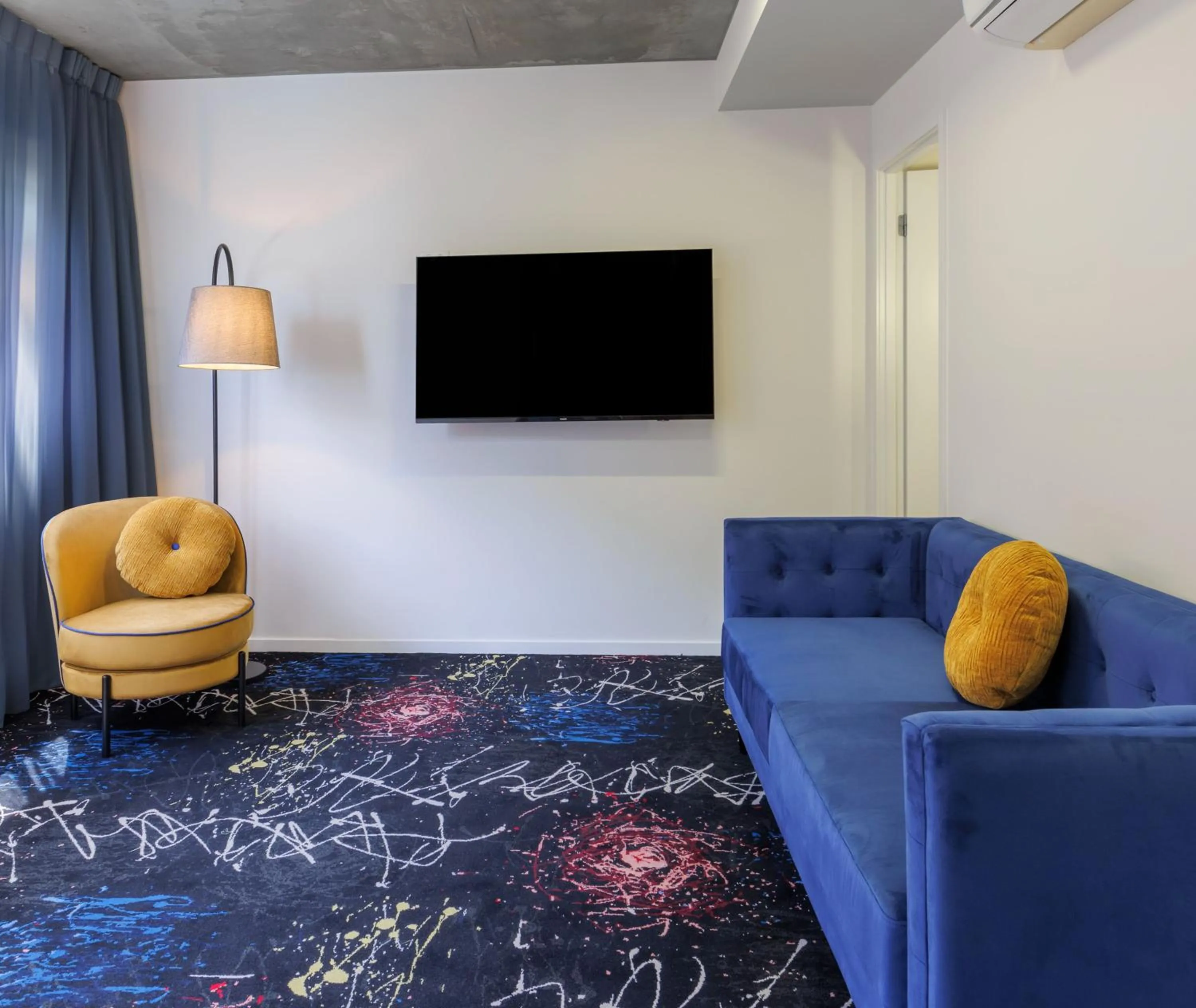 Seating area in Oaks Melbourne St Kilda Road Hotel